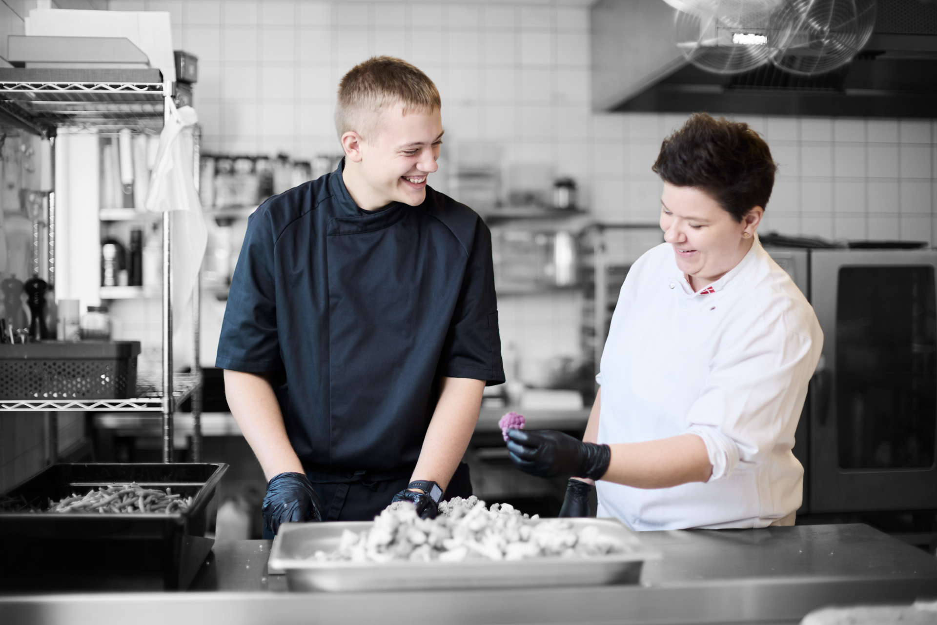 ZBC Fødevarer i Køge - to fødevareelever i gang med at lave mad i køkkenet
