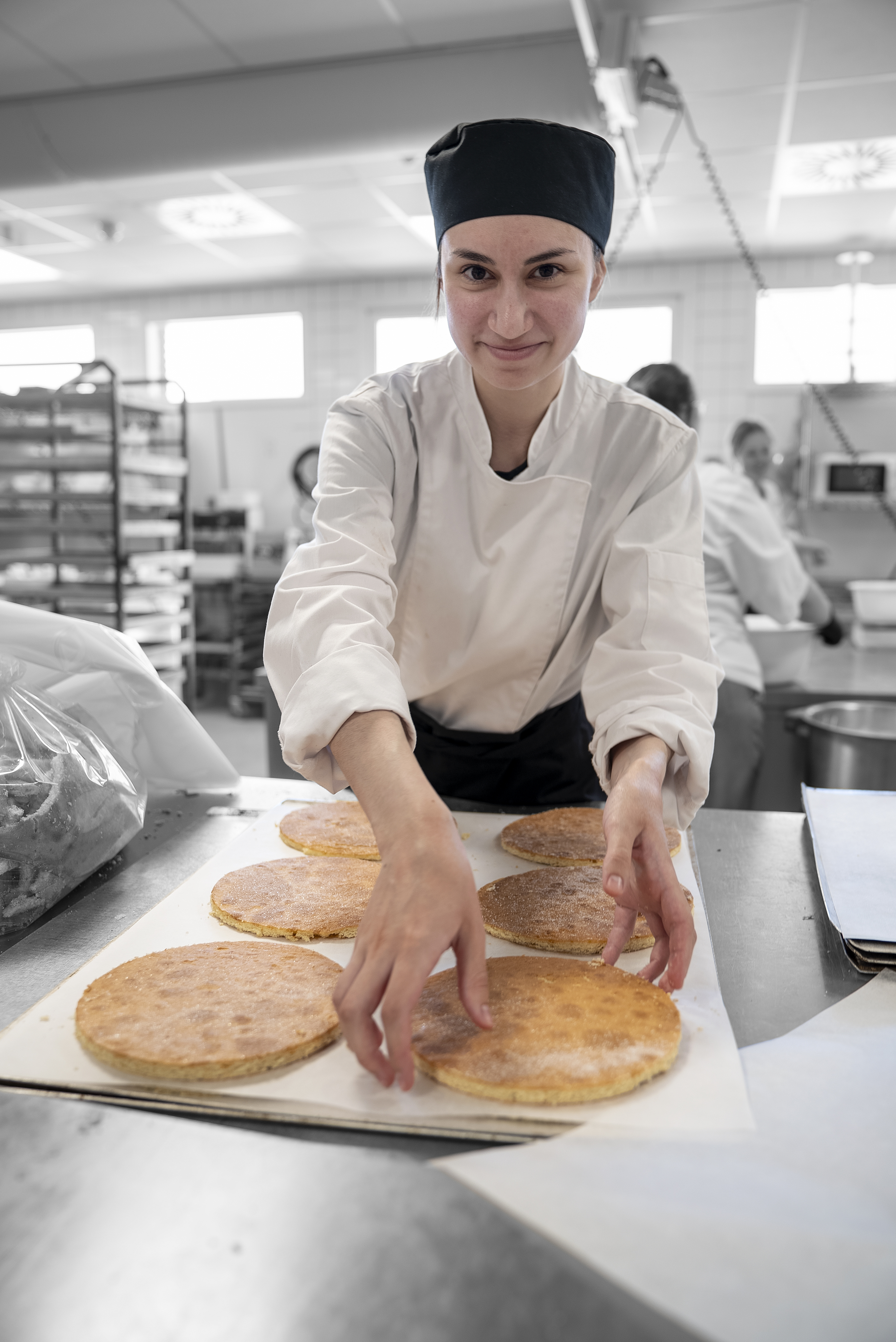 Elev på bager- og konditoruddannelsen bager lagkagebunde