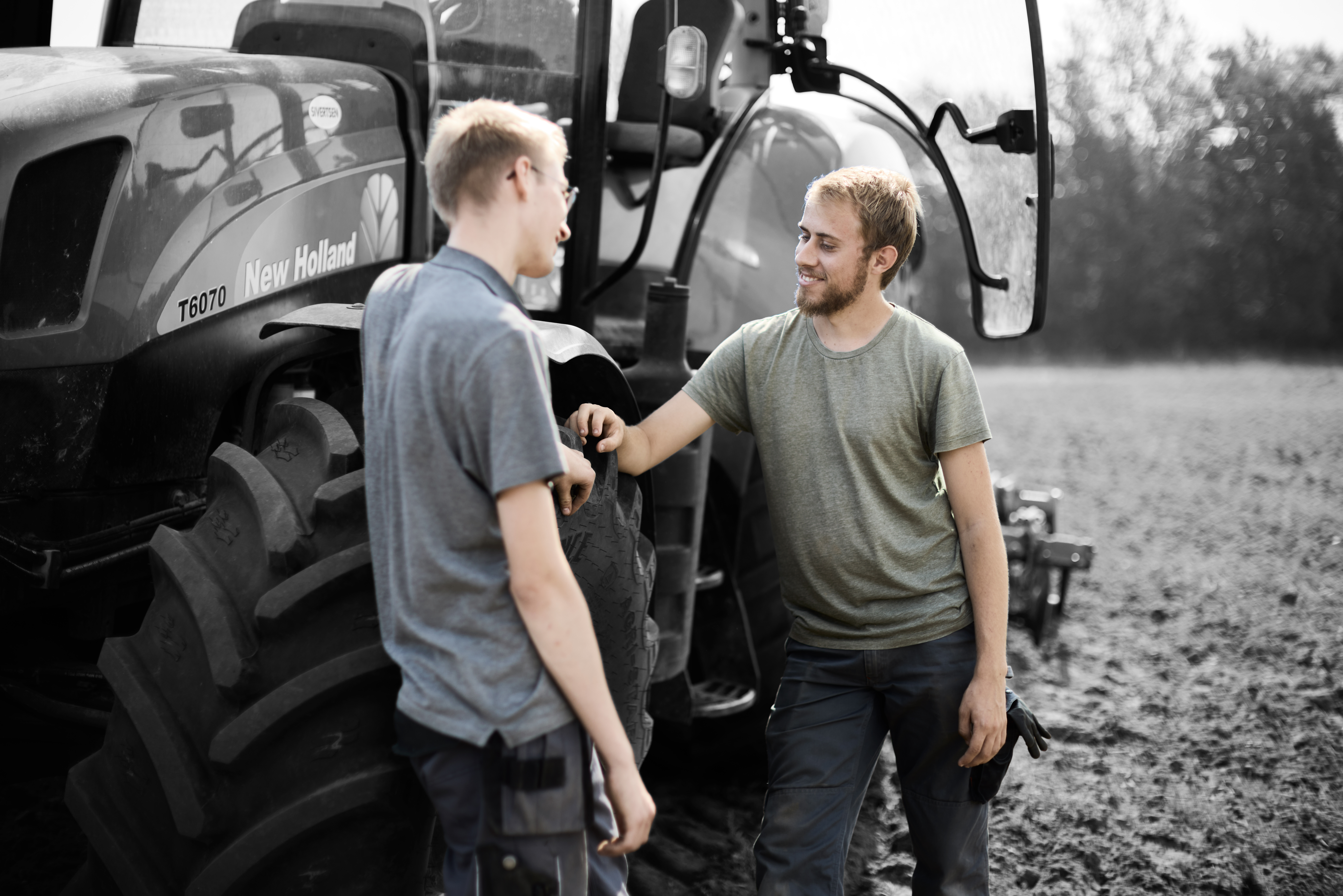 Landmænd foran traktor