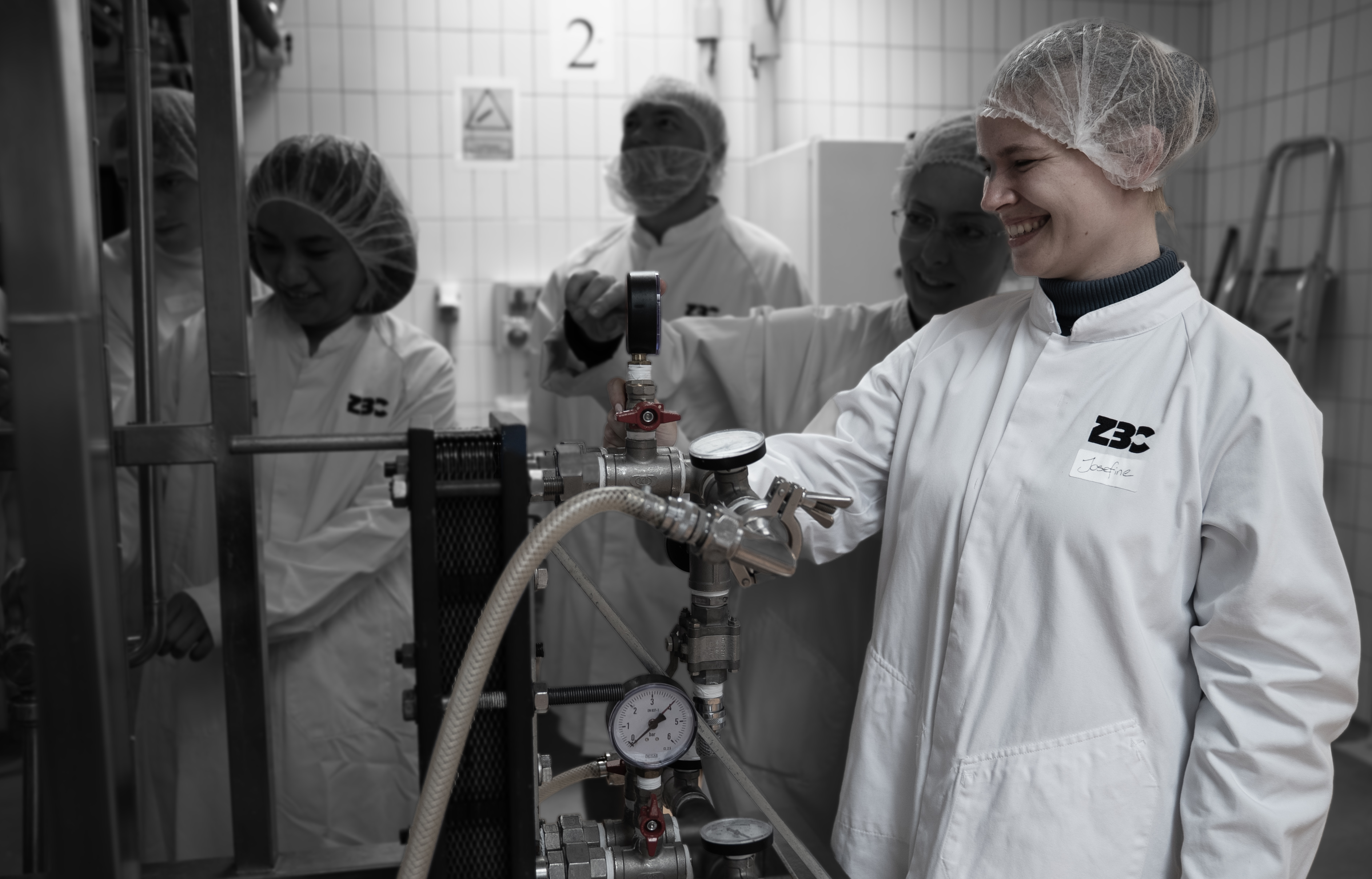 Elever på procesoperatøruddannelsen arbejder i maskinrum