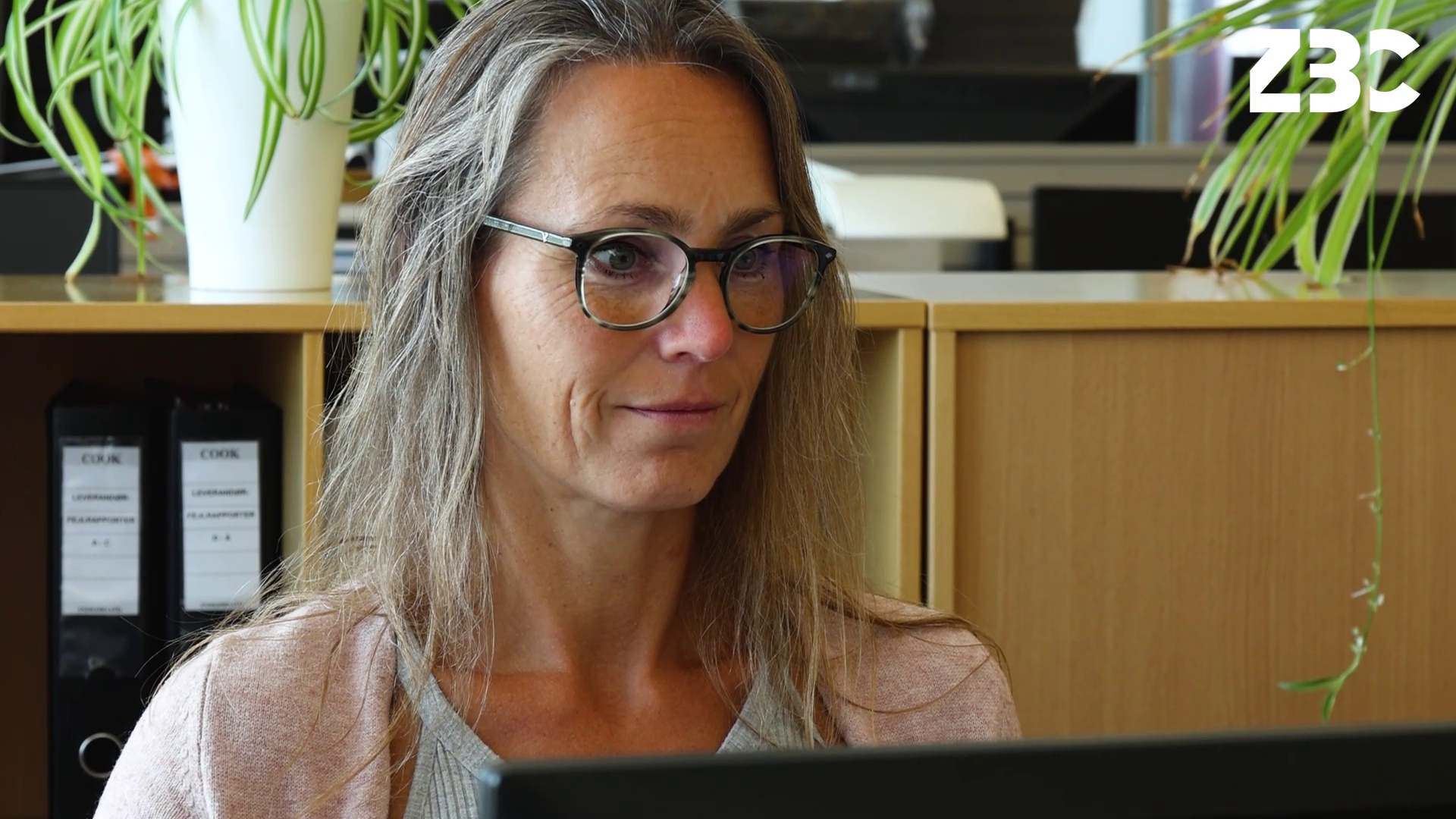 Handelselev arbejder ved computer