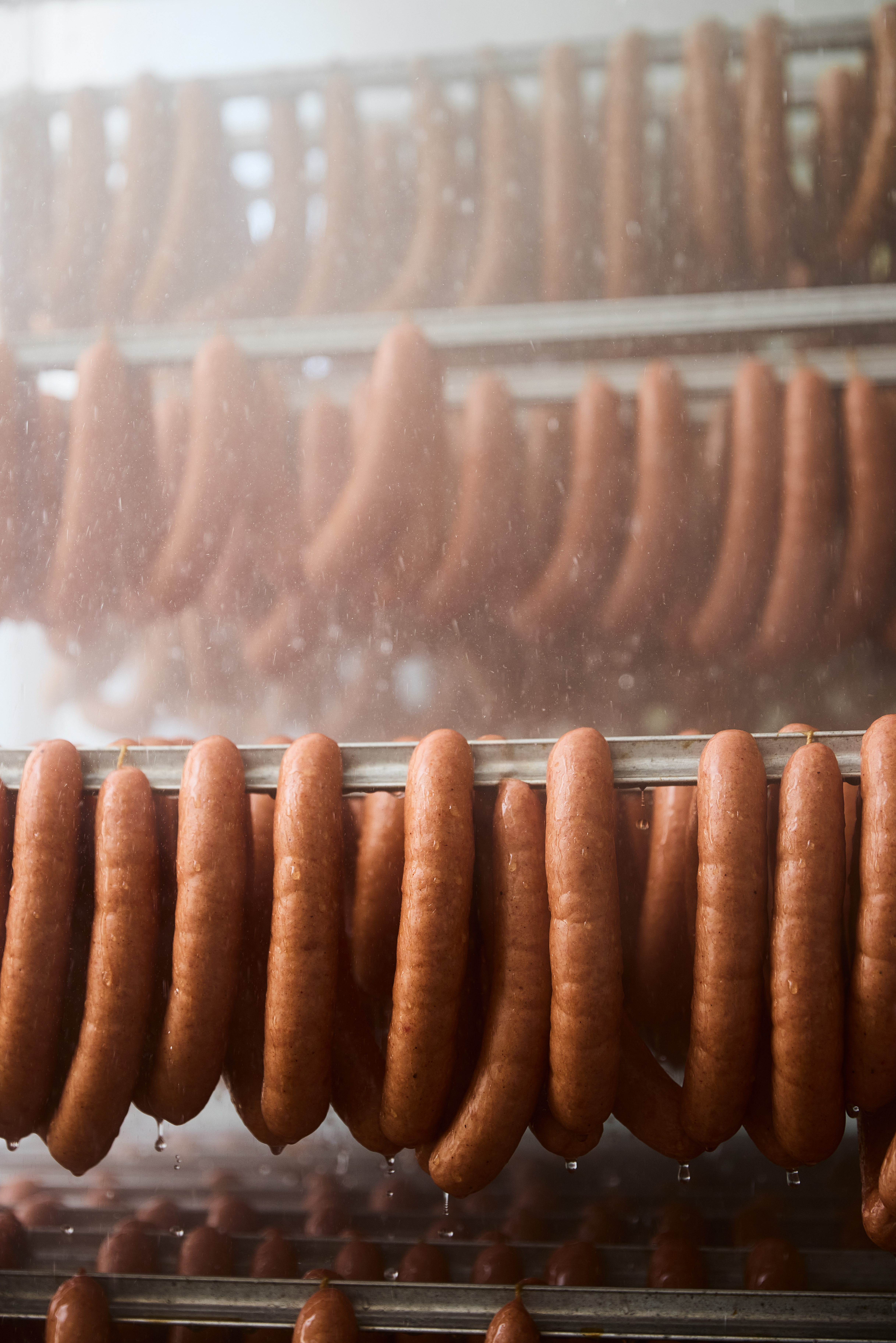 Pølser på stativ er i fokus