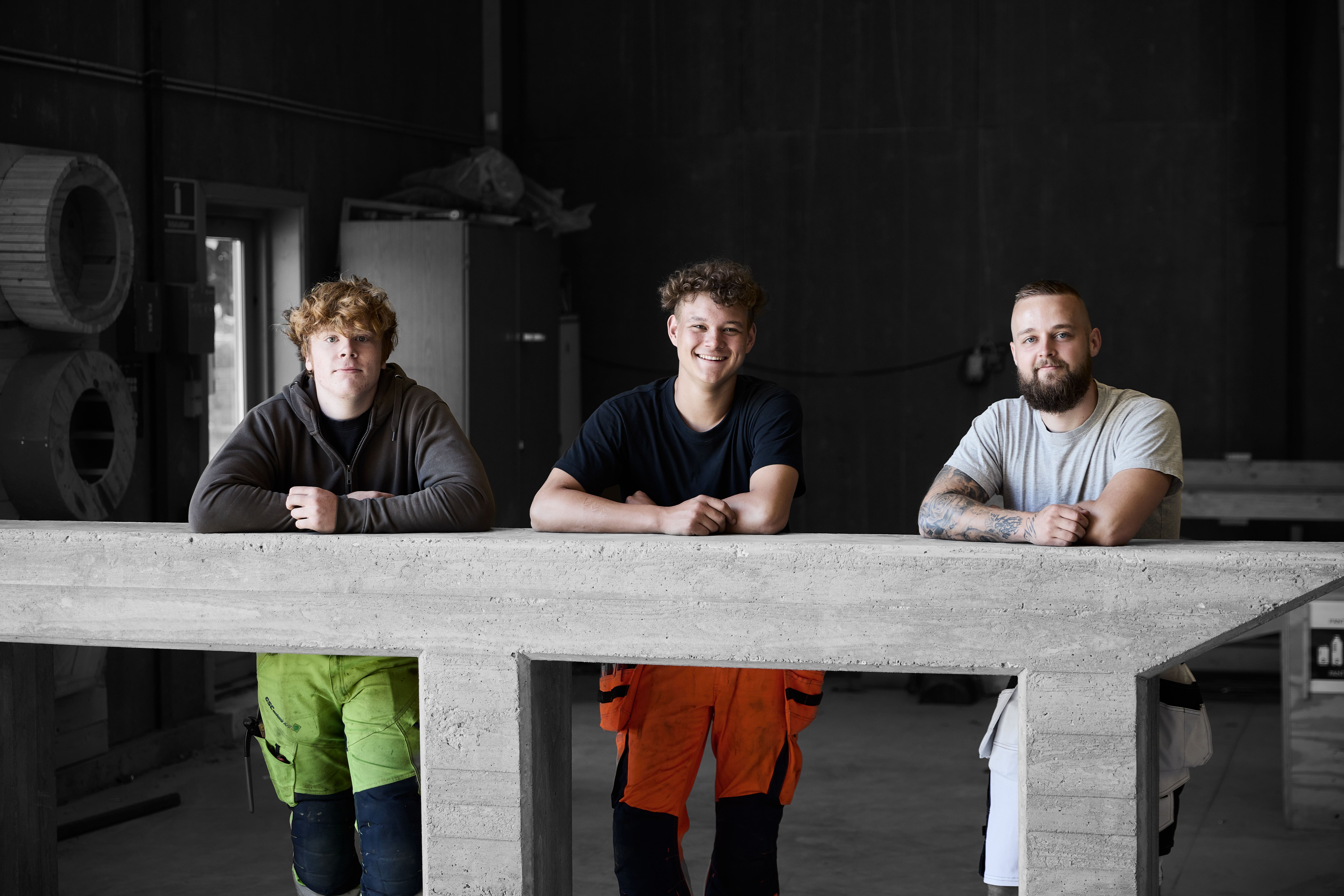 Bygningsstruktører står op ad betonprojekt