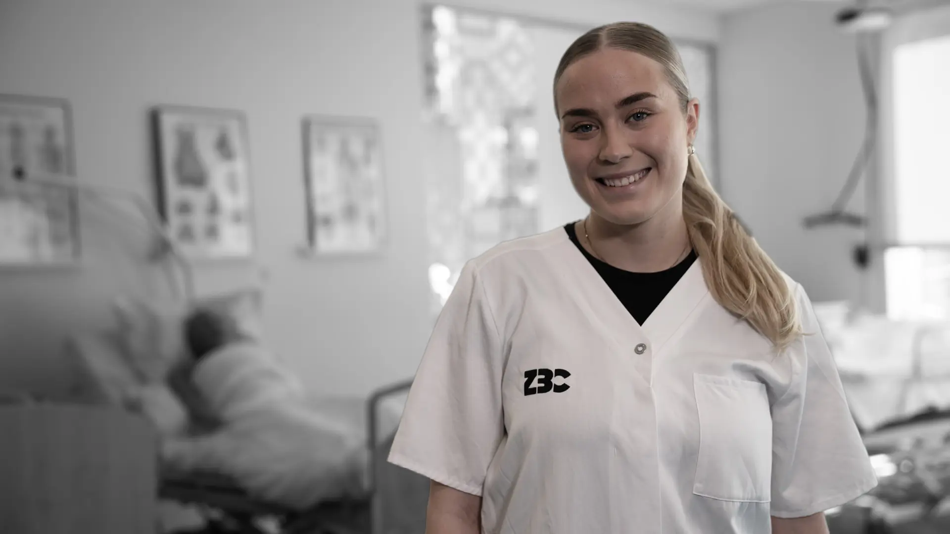 Elev i kittel på social- og sundhedsassistentuddannelsen 