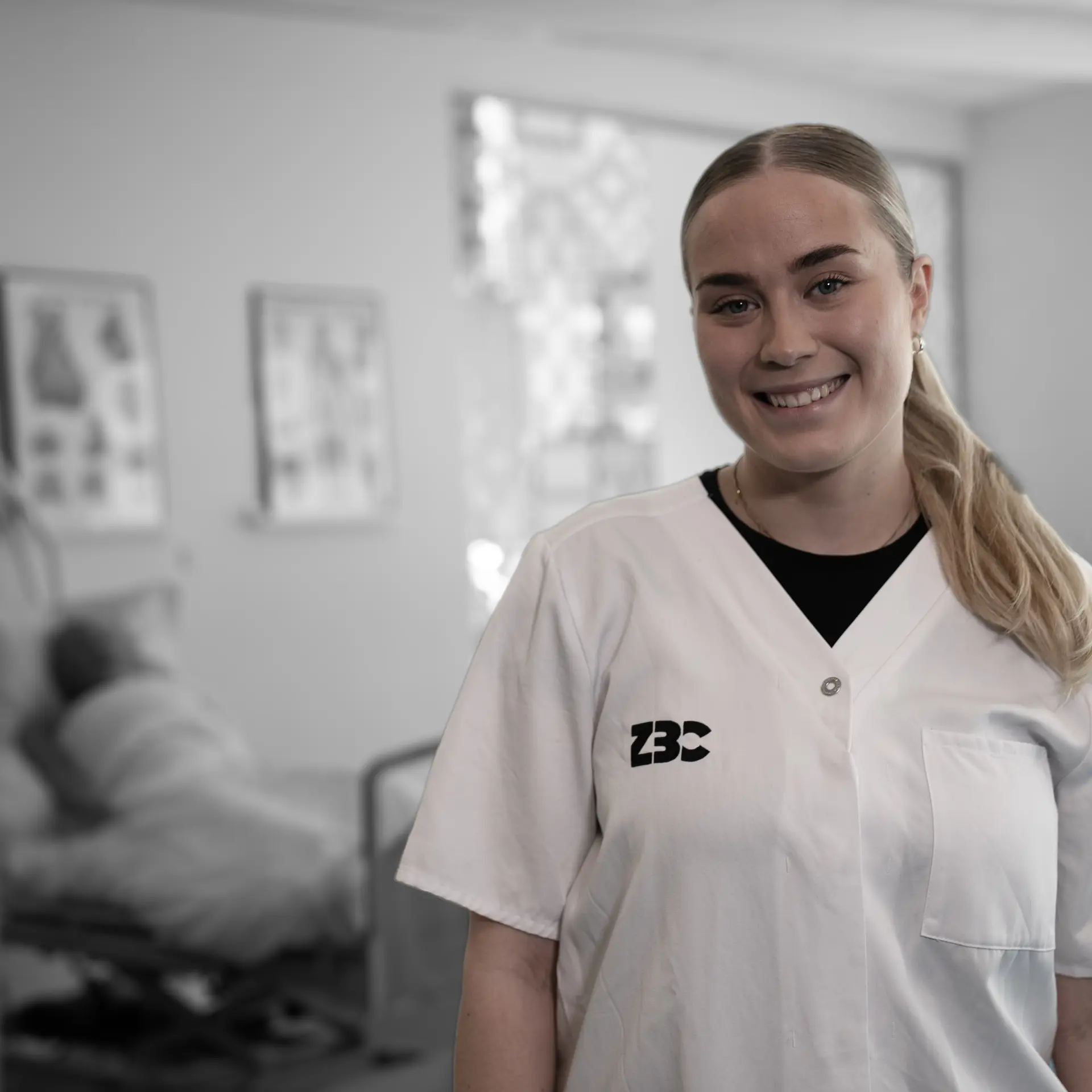 Elev i kittel på social- og sundhedsassistentuddannelsen 
