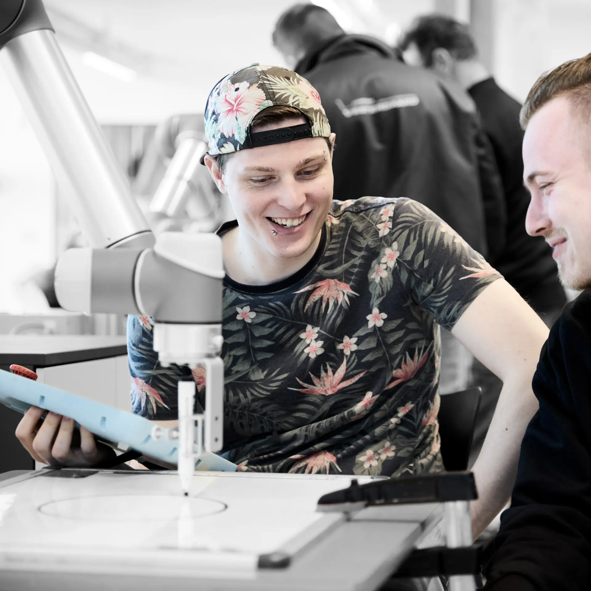 Automatikteknikere programmerer en robotarm