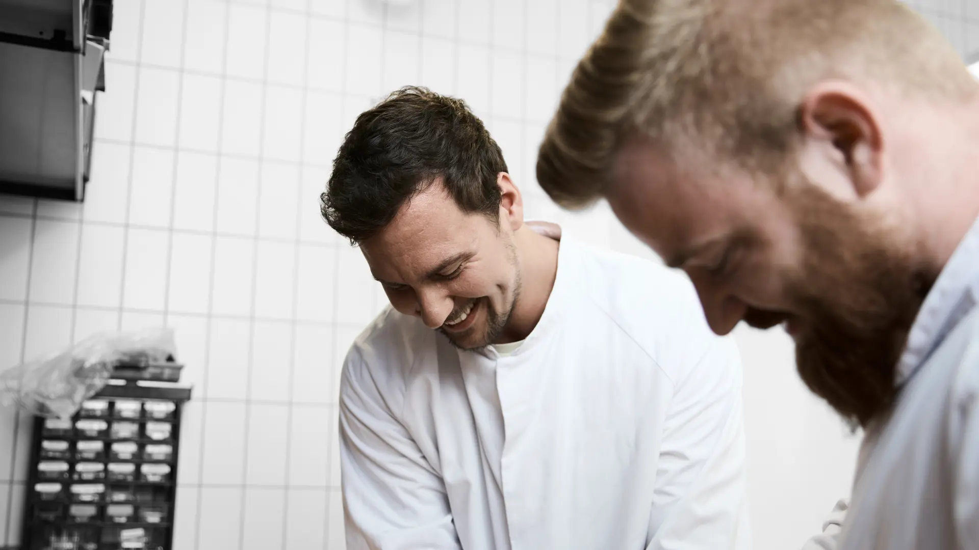 Procesoperatører arbejder i værksted