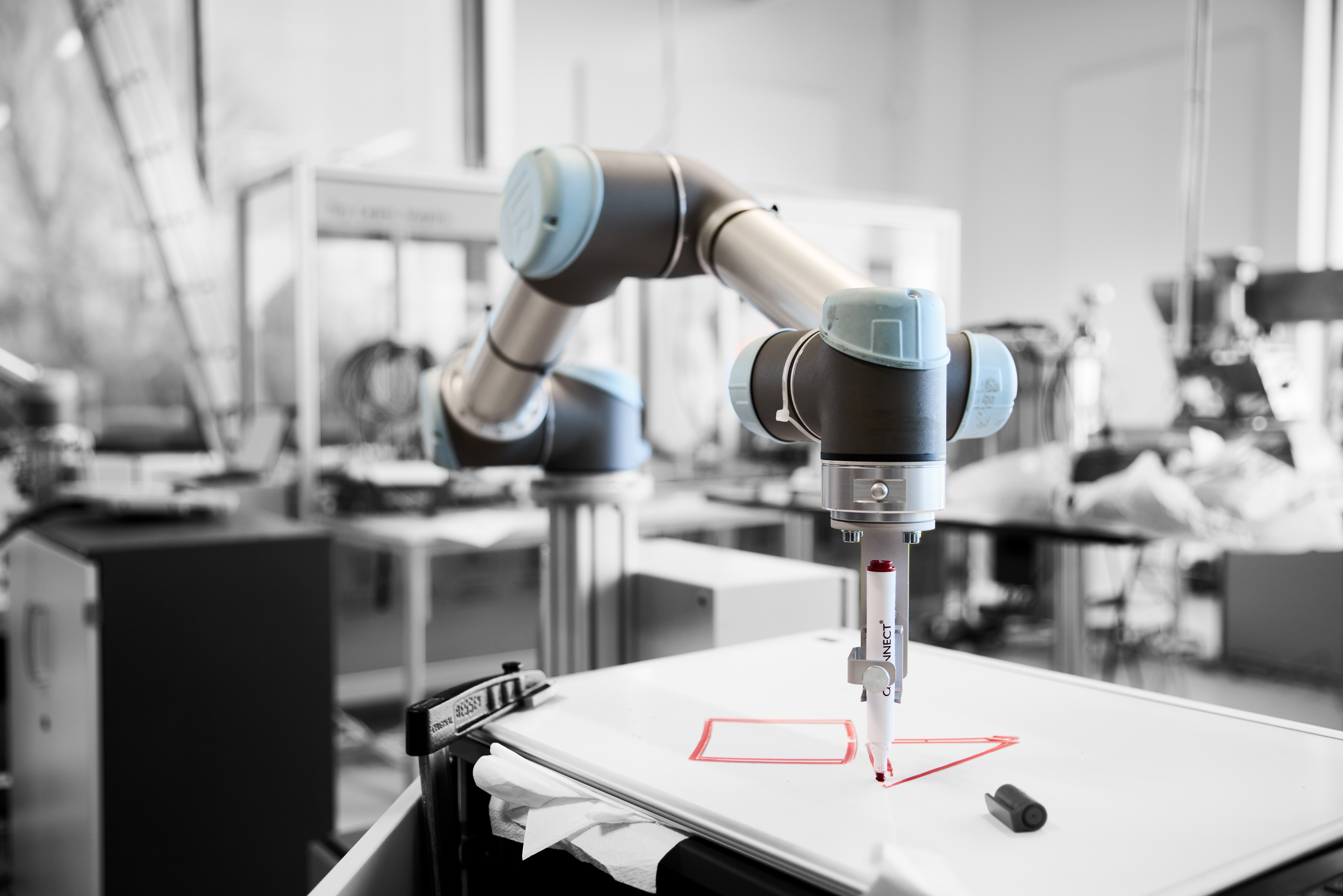 Robot fra uddannelsen til automatiktekniker tegner med en tusch på et whiteboard