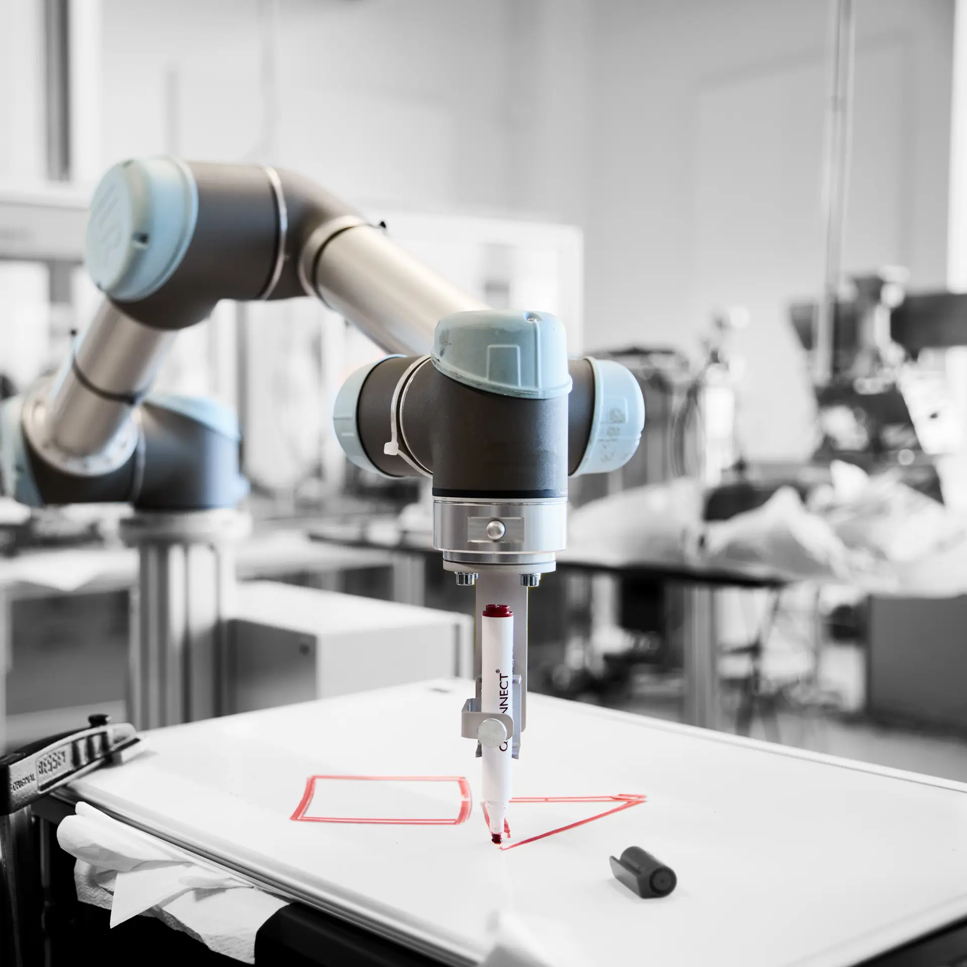 Robot fra uddannelsen til automatiktekniker tegner med en tusch på et whiteboard