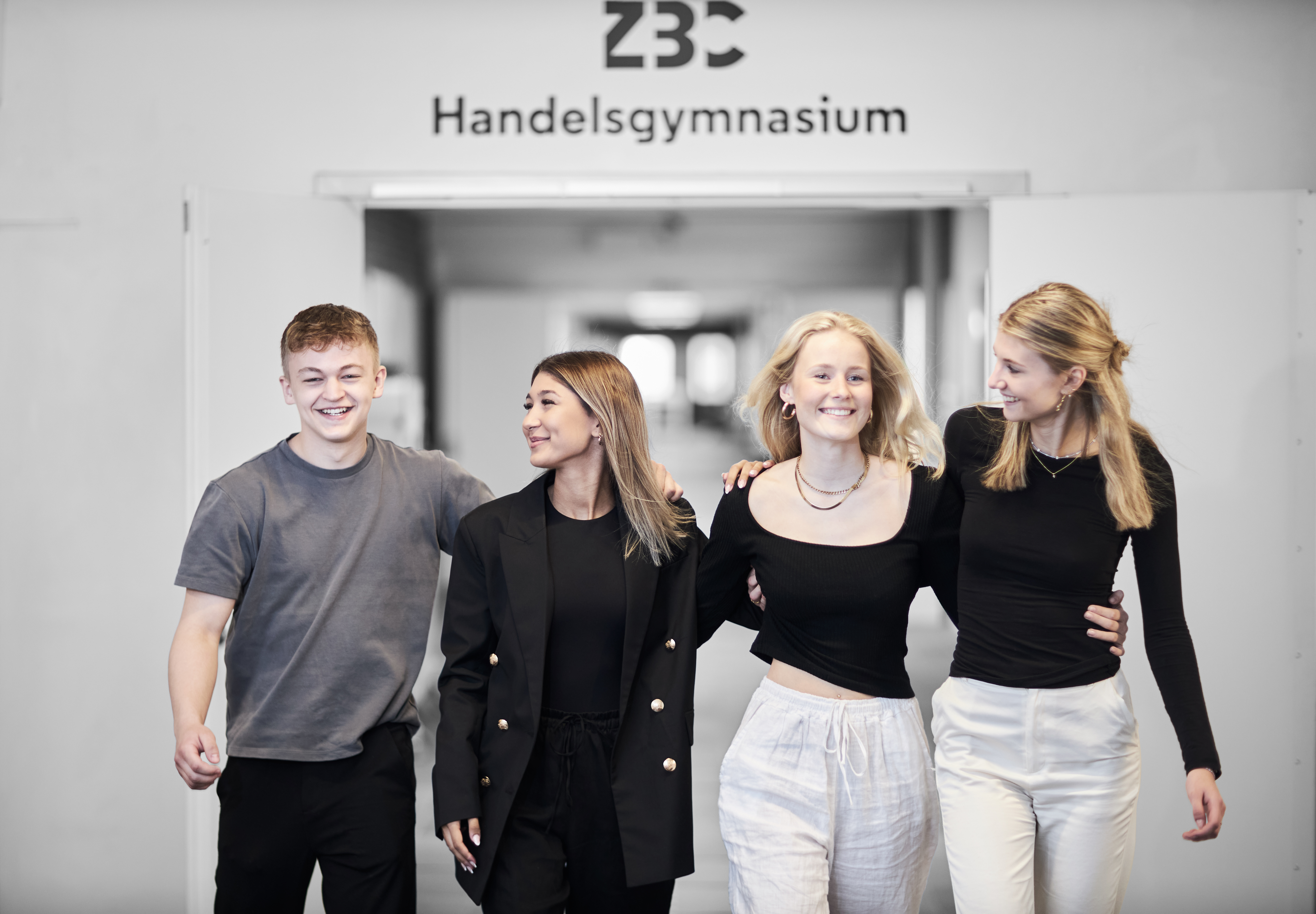 HHX-elever går sammen ned ad gang