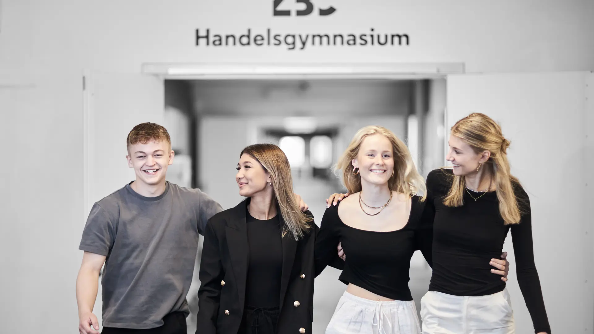 HHX-elever går sammen ned ad gang
