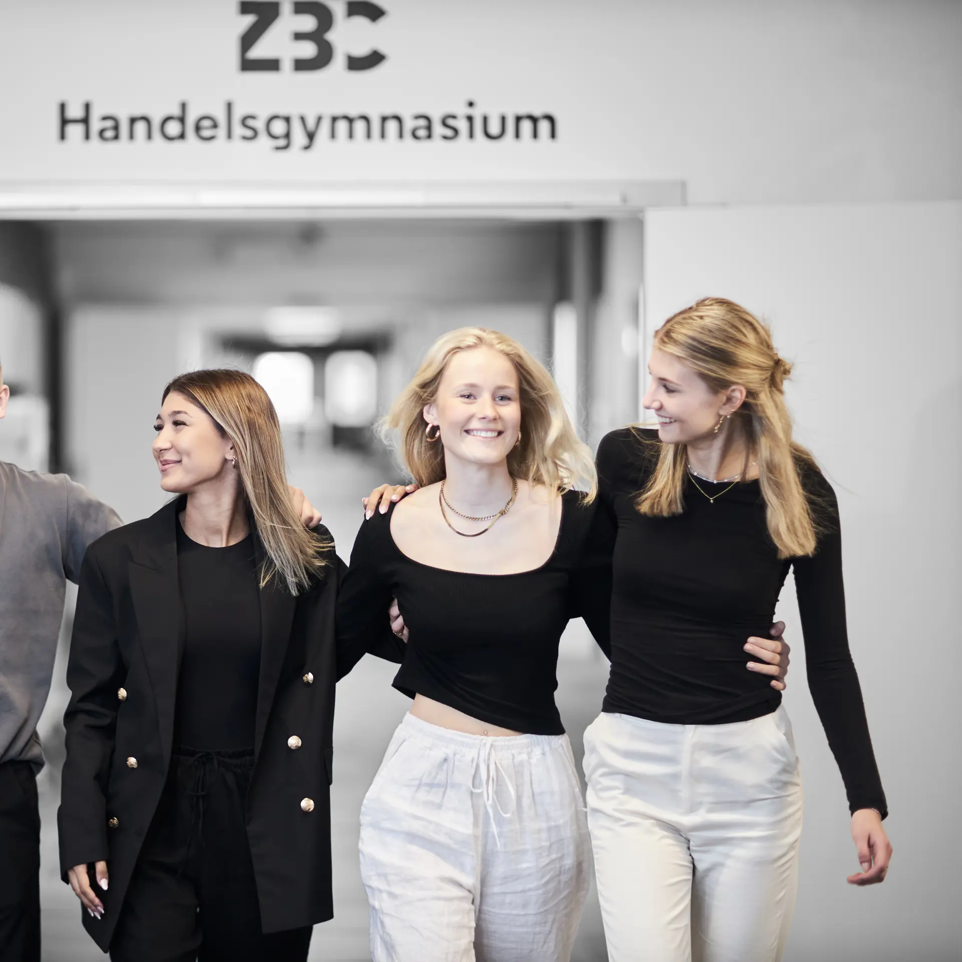 HHX-elever går sammen ned ad gang
