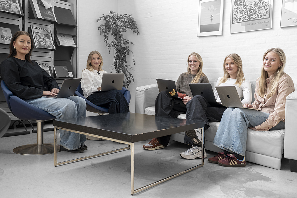 Elever fra HHX arbejder i grupper med projekter med fokus på erhvervslivet
