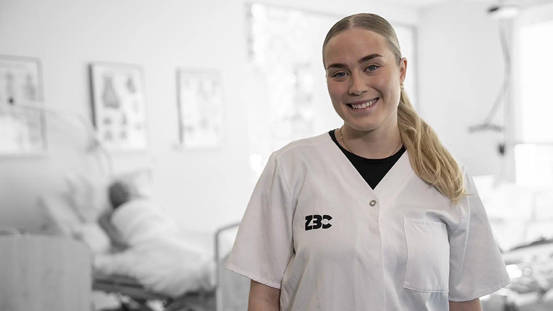 Elev fra Social- og sundhedsassistent uddannelsen arbejder i demostue