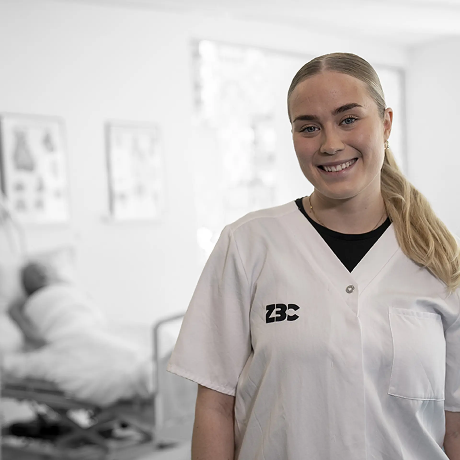 Elev fra Social- og sundhedsassistent uddannelsen arbejder i demostue