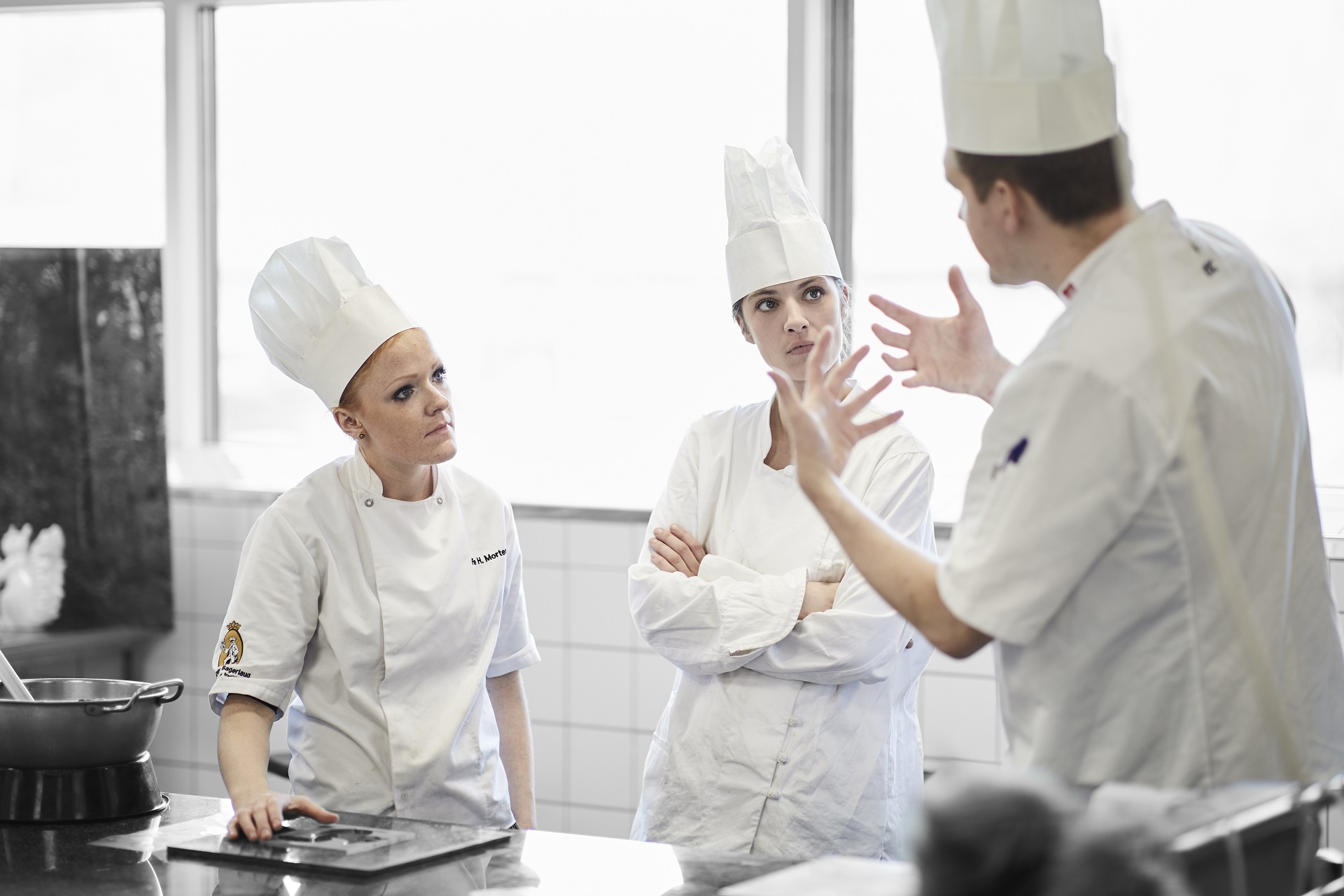 Online-uddannelse kok og tjener - elever og lærer i køkken