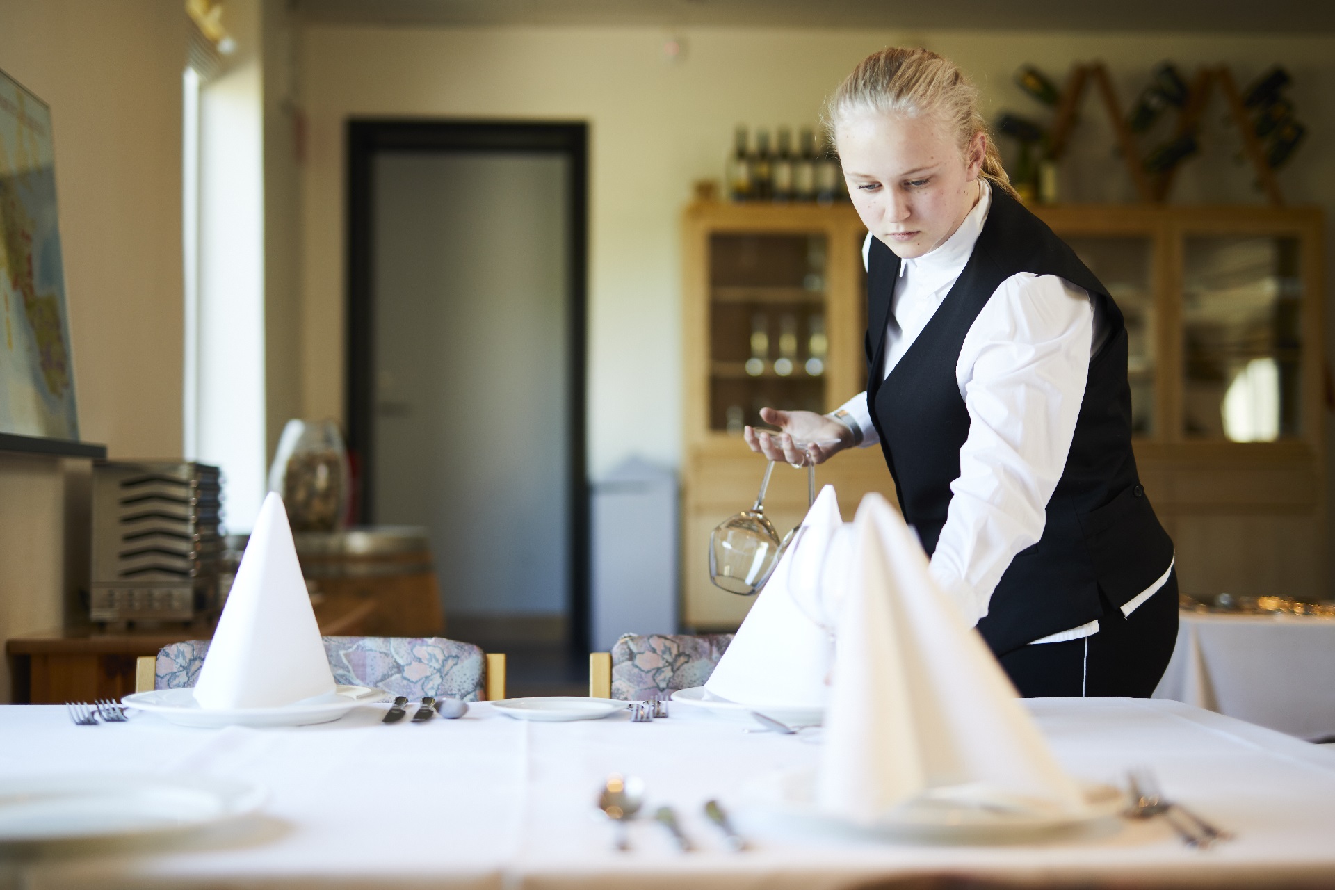 ZBC Slagteriskolen og fødevareuddannelser i Roskilde - tjenerelev dækker bord