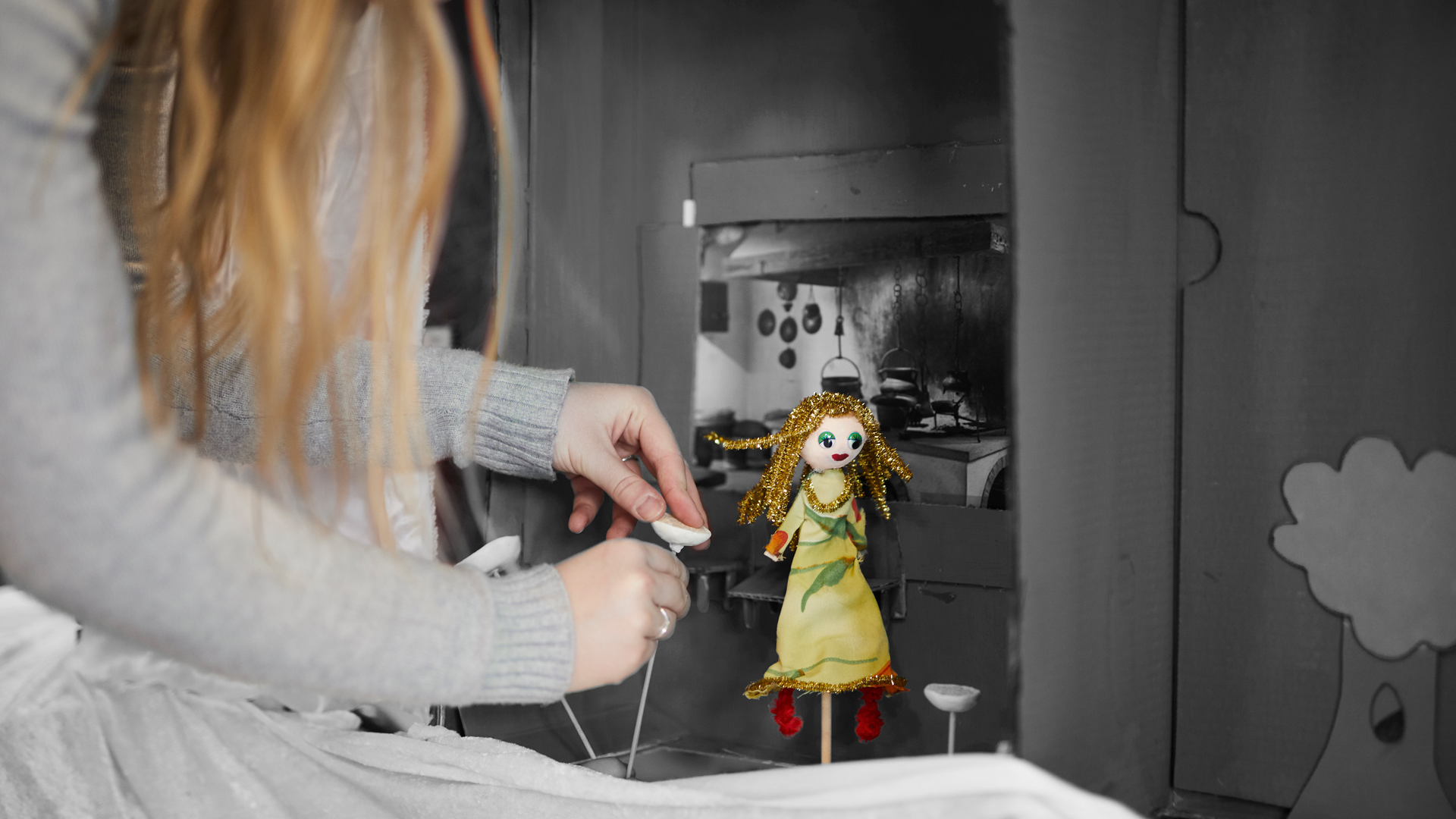 ZBC pædagogisk assistent - elev arbejder med dukketeater