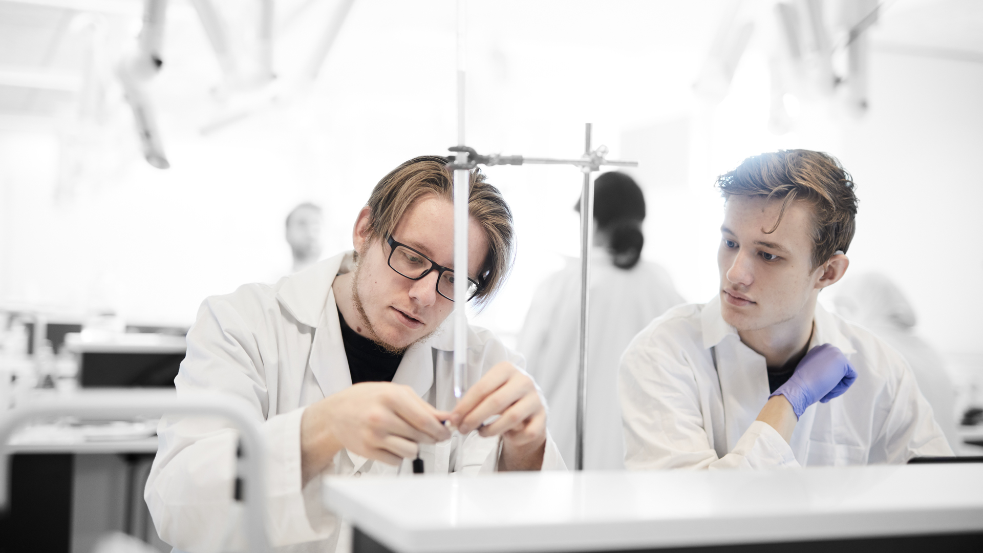 HTX-studieretninger i Vordingborg - elever arbejder i laboratorium