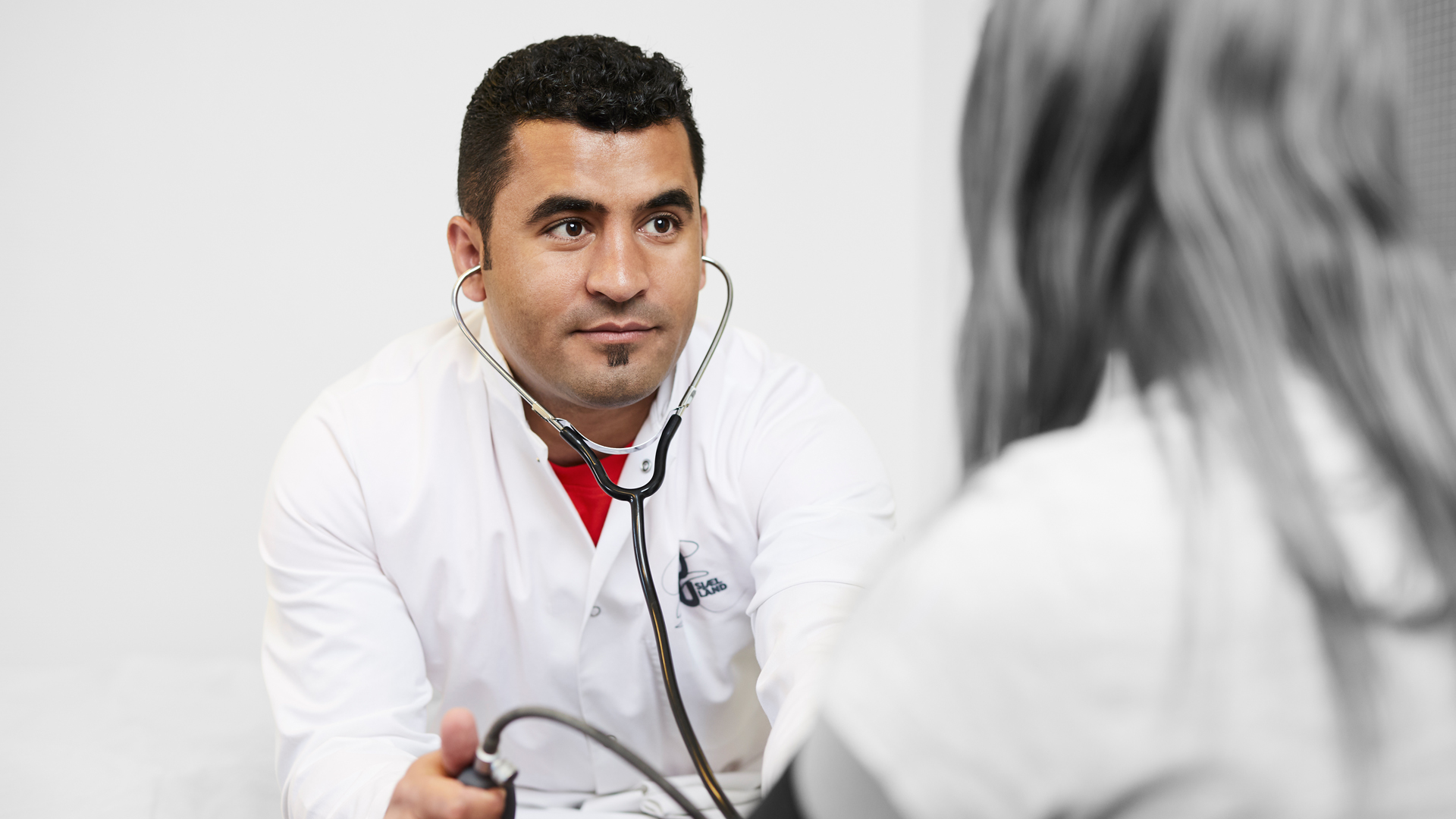 ZBC besøgsdage i Ringsted - SOSU-assistent undersøger patient