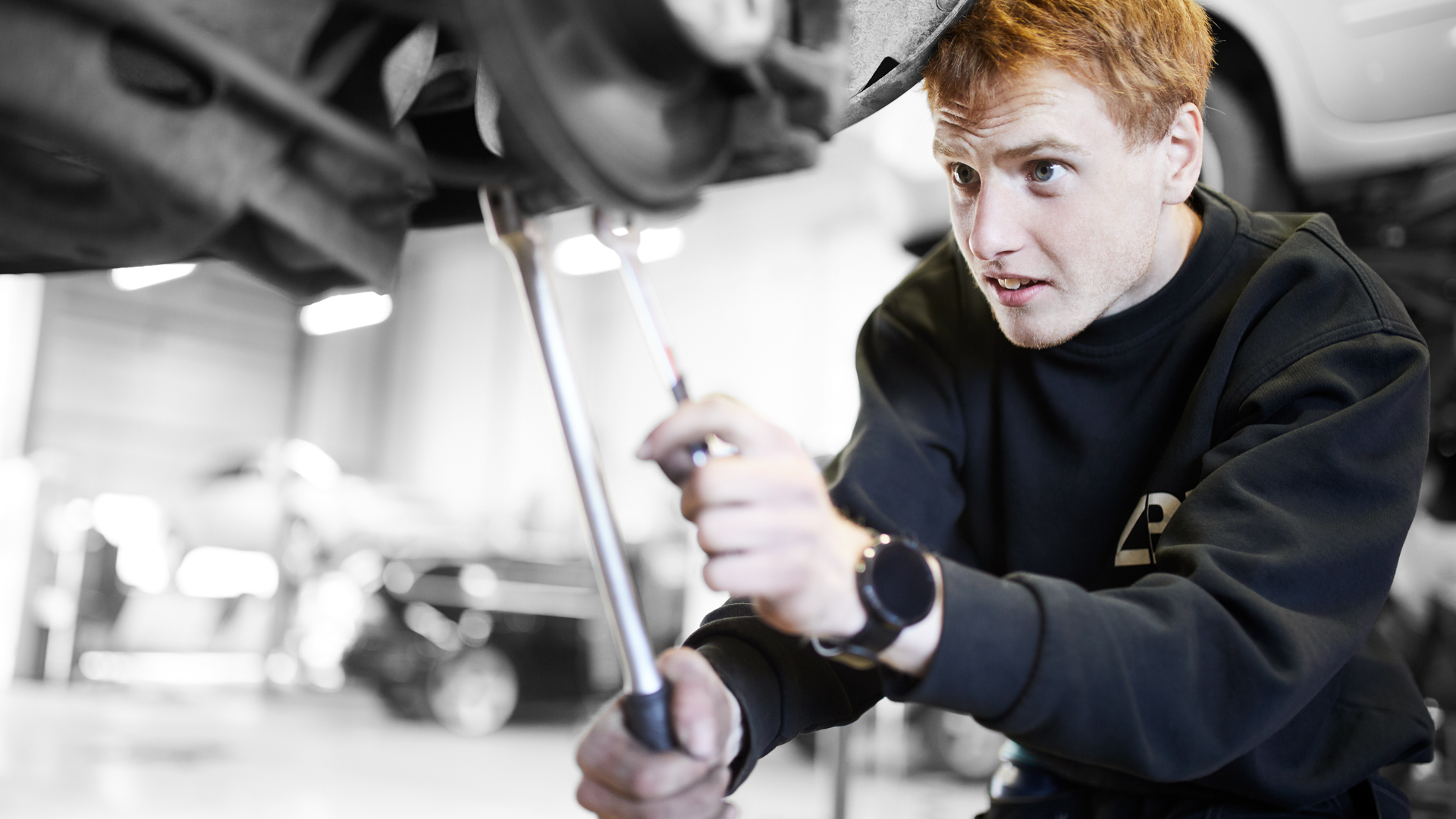ZBC Auto og transportuddannelser i Slagelse - mekaniker reparerer bil