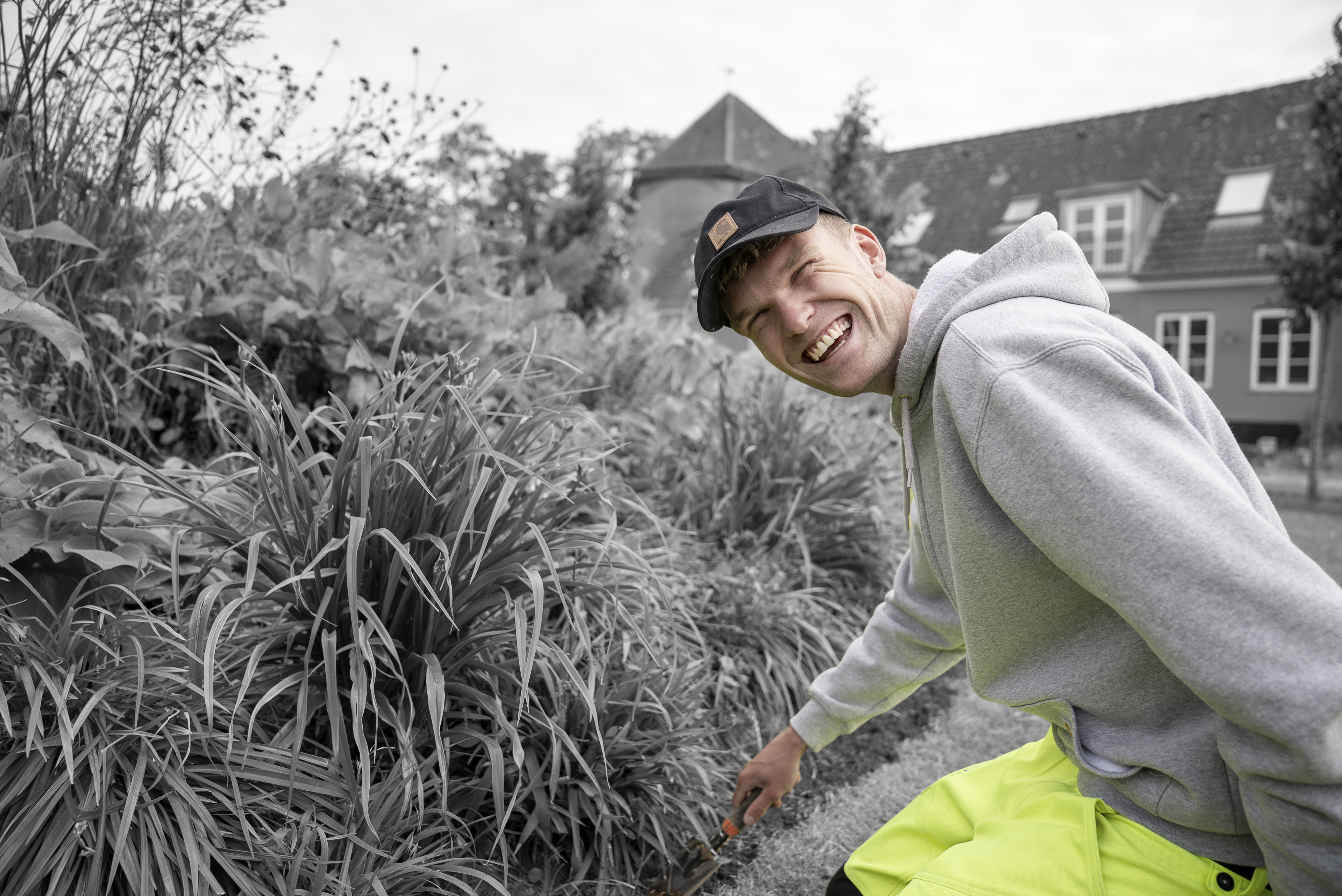 Anlægsgartnerelev arbejder i bed