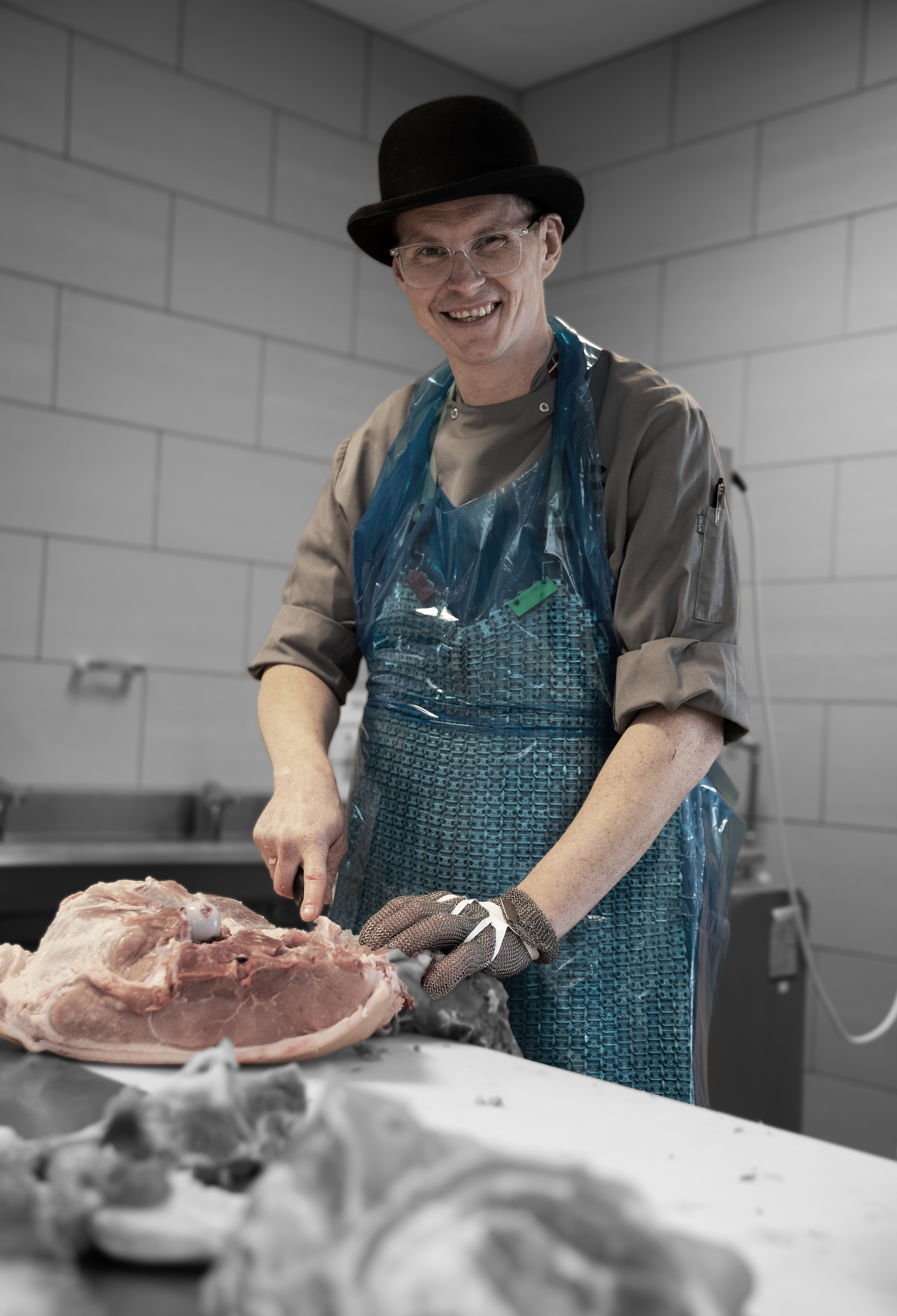 Underviser på gourmetslagteruddannelsen skærer stort stykke kød