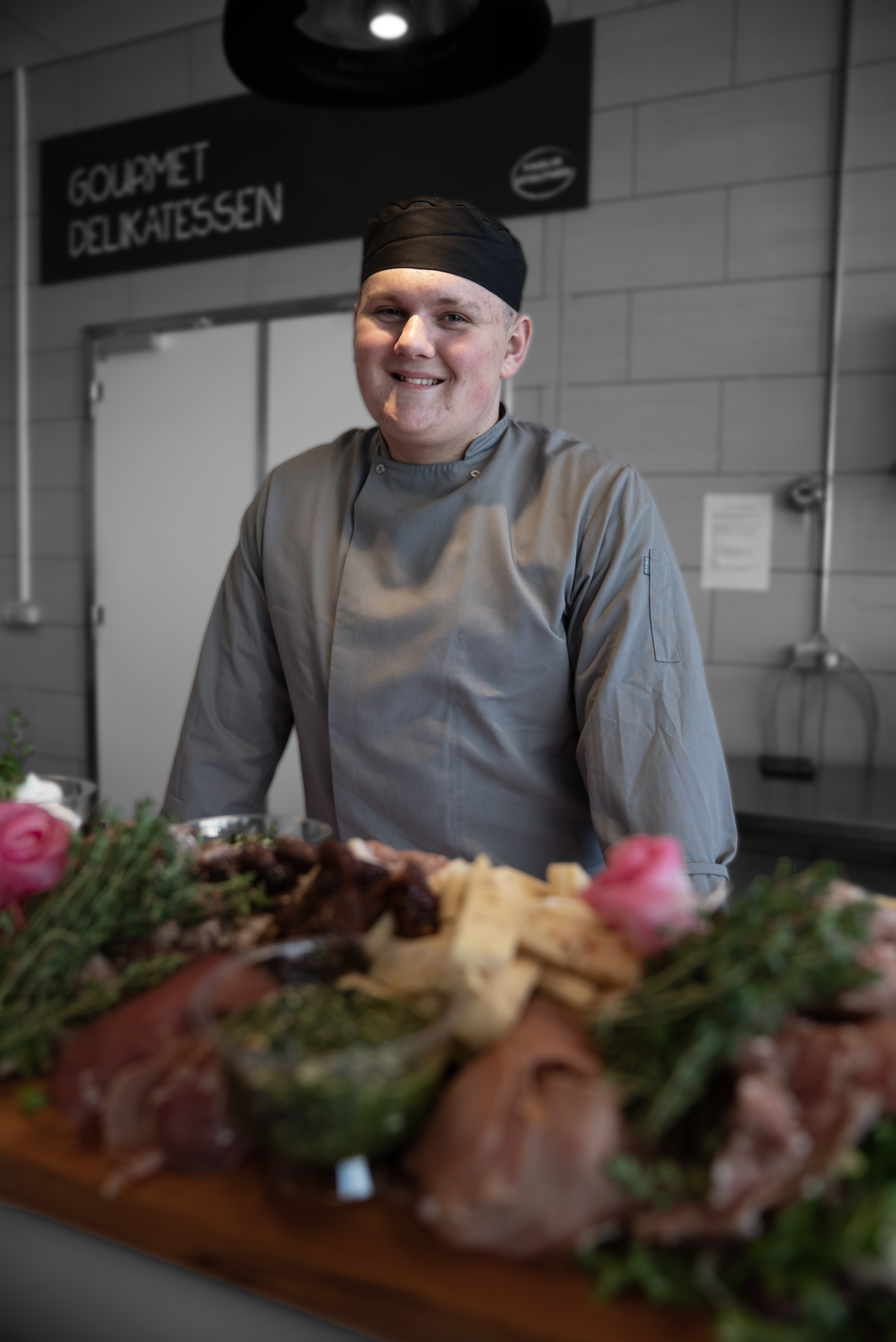 Gourmetslagterelev ved pålægsfad