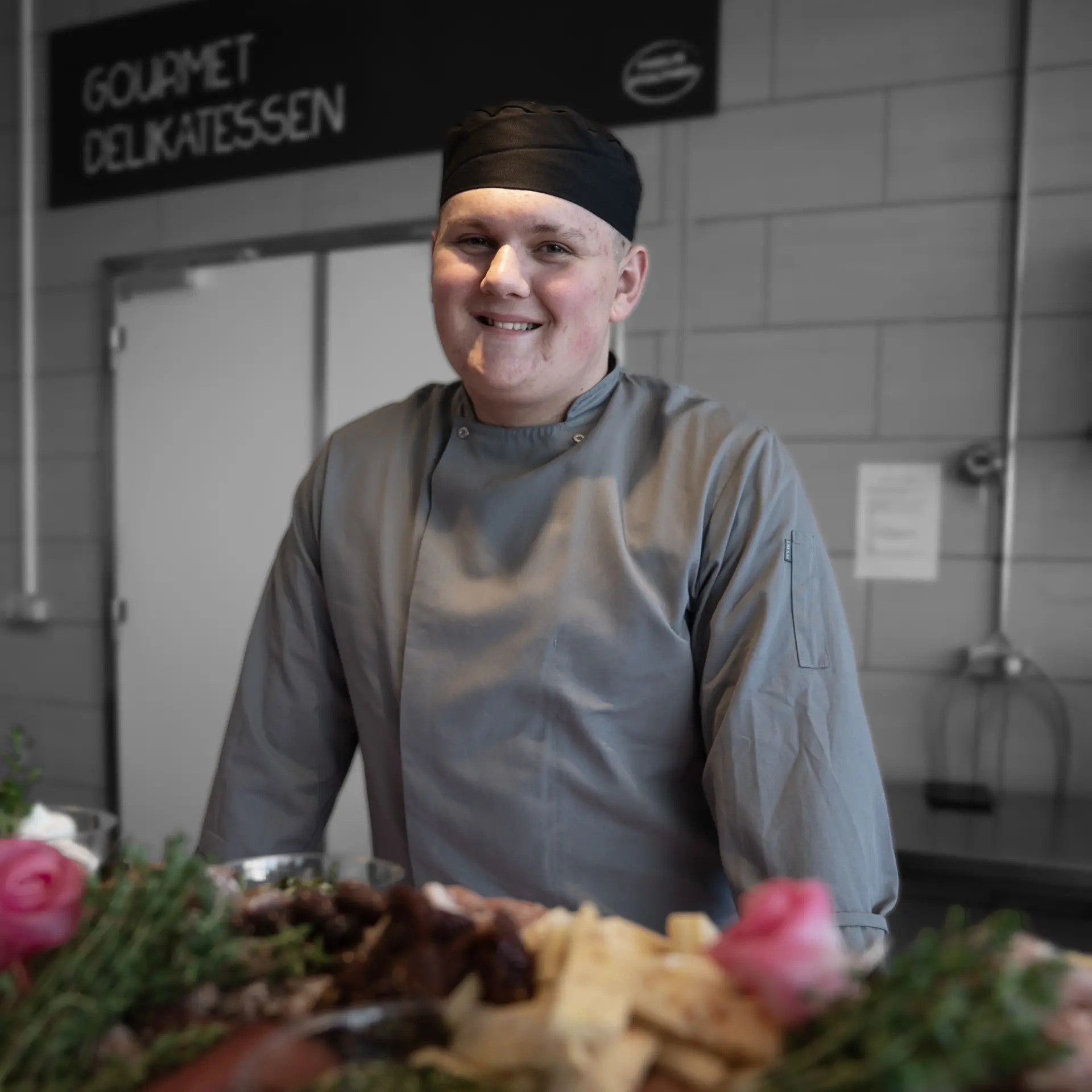 Gourmetslagterelev ved pålægsfad
