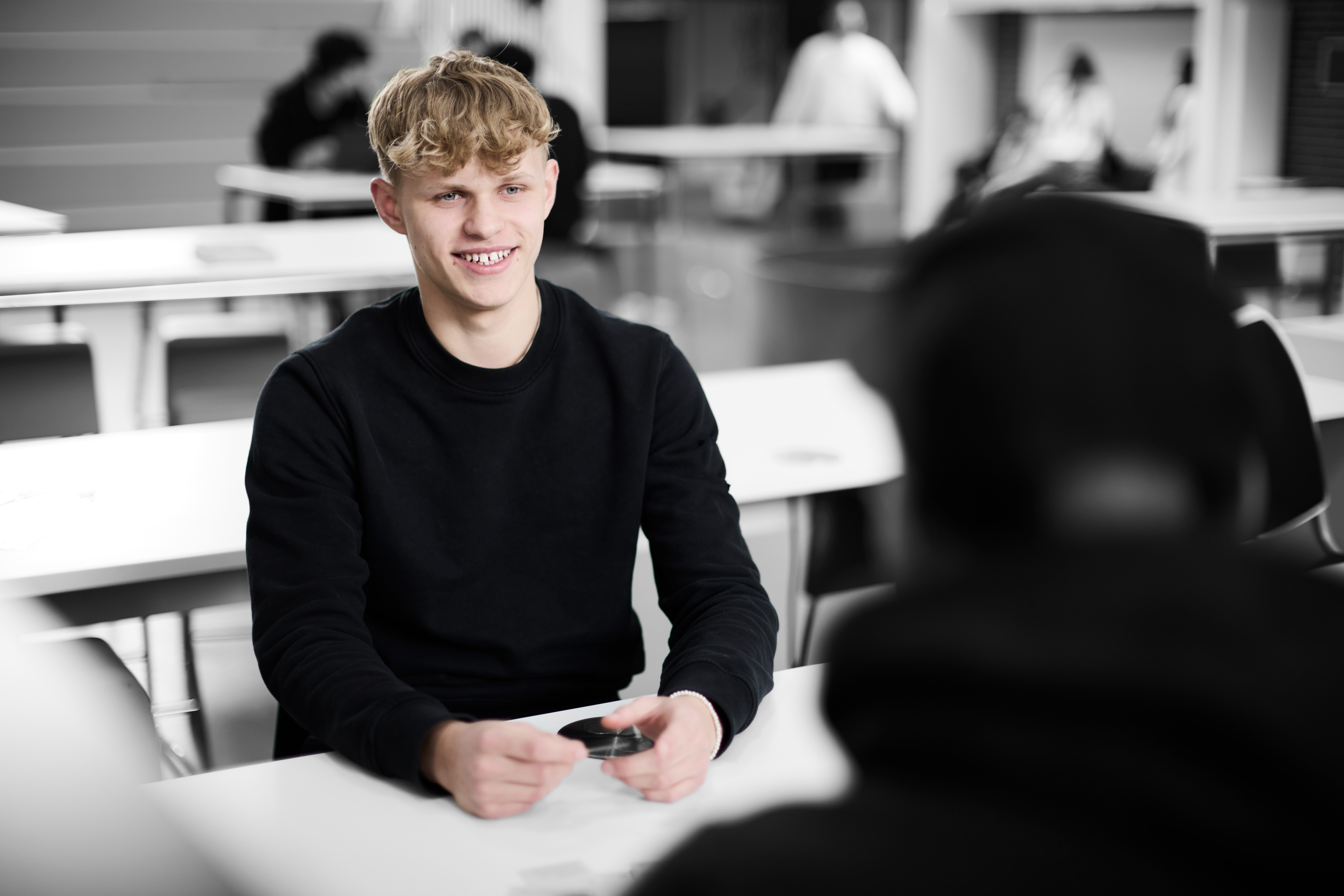 Business elev smiler til en anden elev