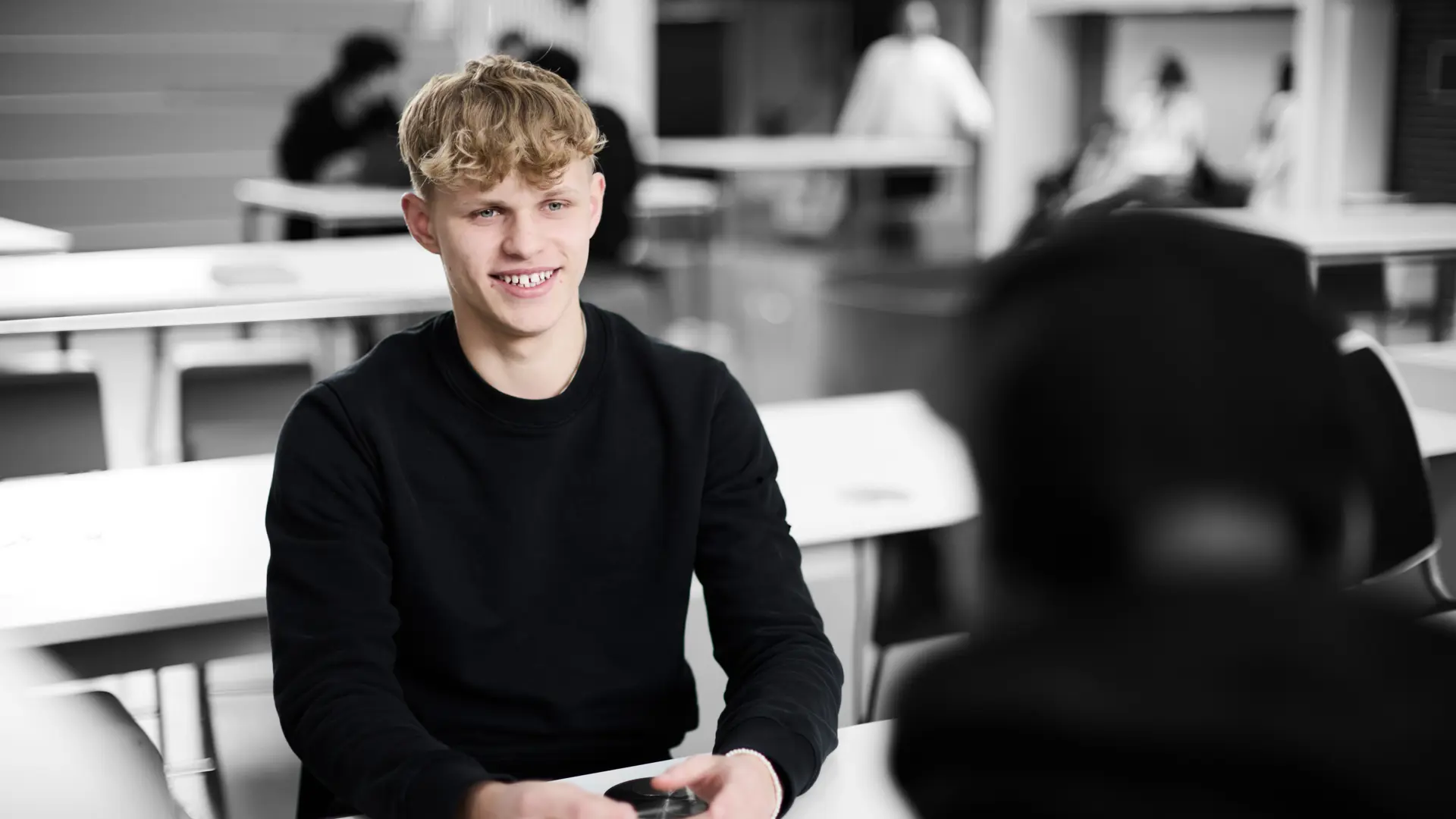 Business elev smiler til en anden elev