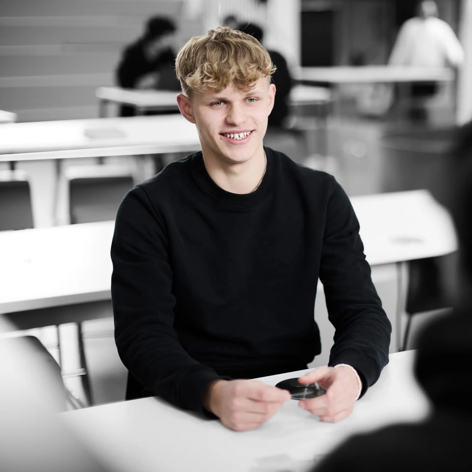 Business elev smiler til en anden elev