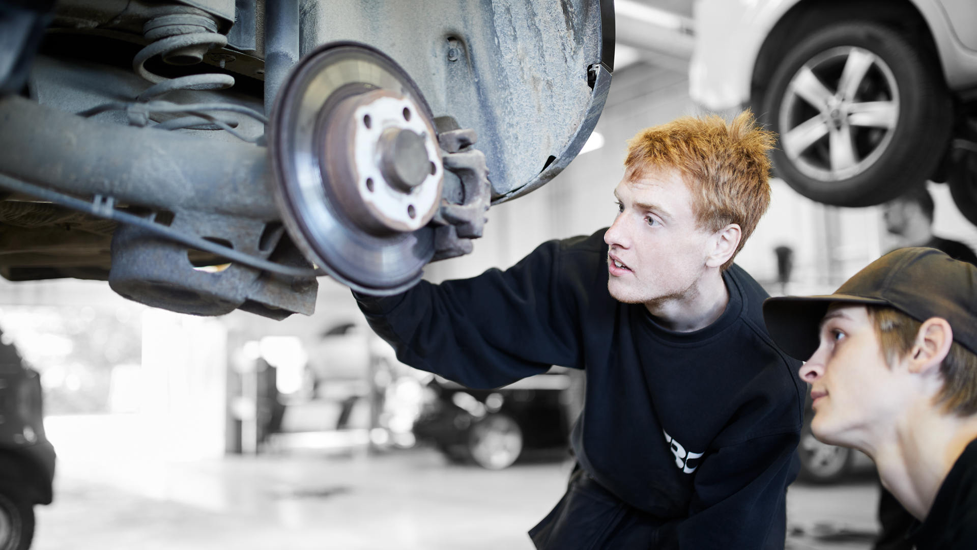 ZBC Auto & logistik uddannelser i Ringsted - elever reparerer bremser på bil