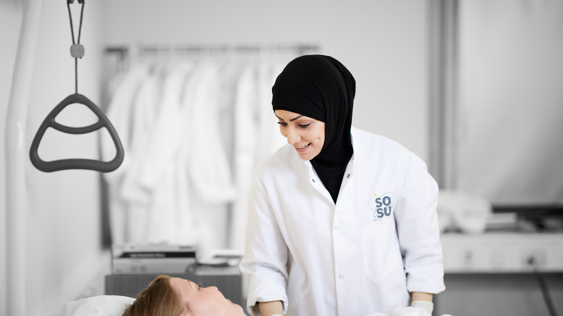 ZBC skoler i Holbæk - SOSU-assistent kigger til patient