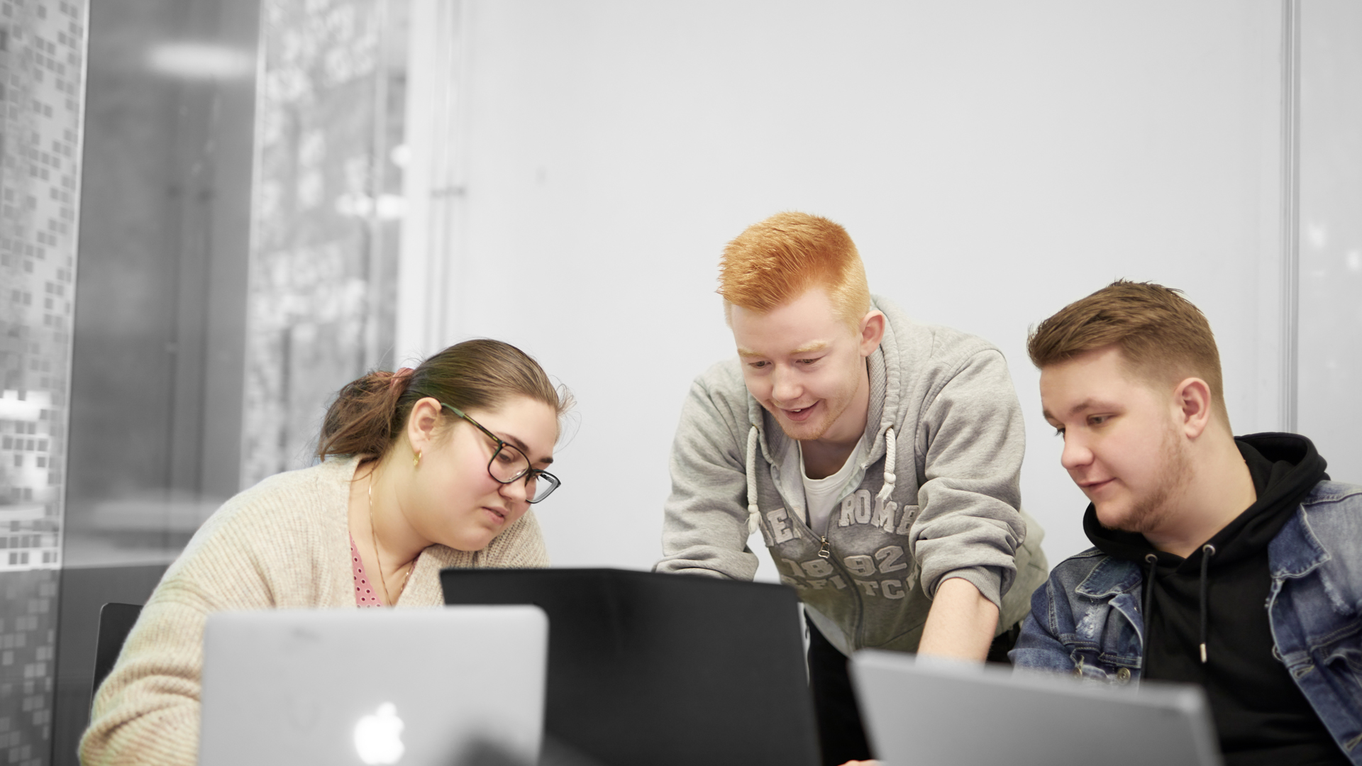ZBC SOSU-uddannelser i Næstved - pædagogiske assistenter samarbejder ved computer