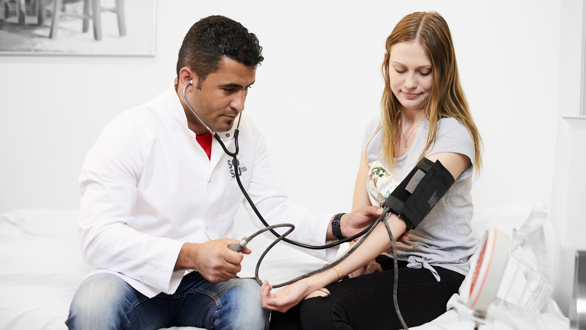 ZBC besøgsdage i Roskilde - SOSU-assistent måler blodtryk
