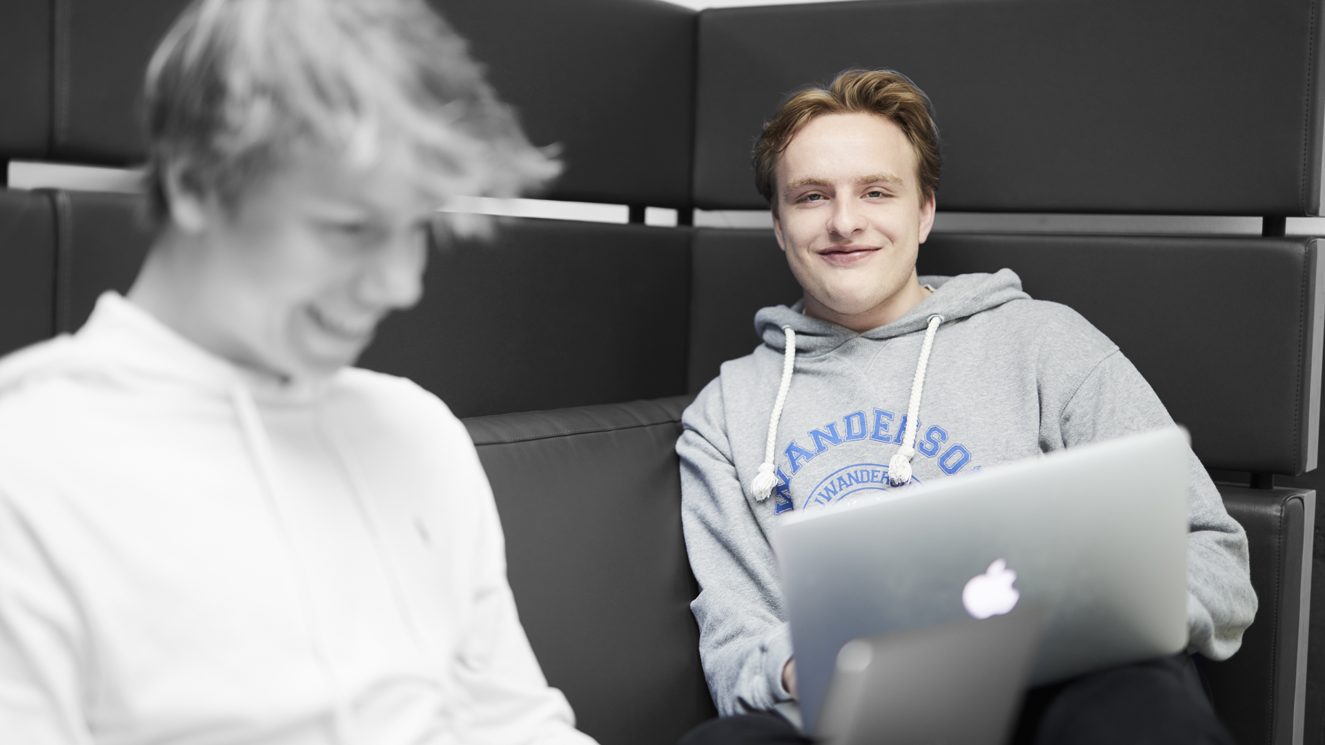 ZBC HHX uddannelser - to elever sidder med computere