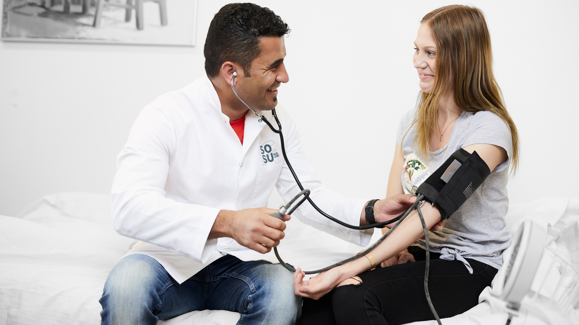 ZBC Sundhed, omsorg og pædagogik - SOSU-elev måler blodtryk
