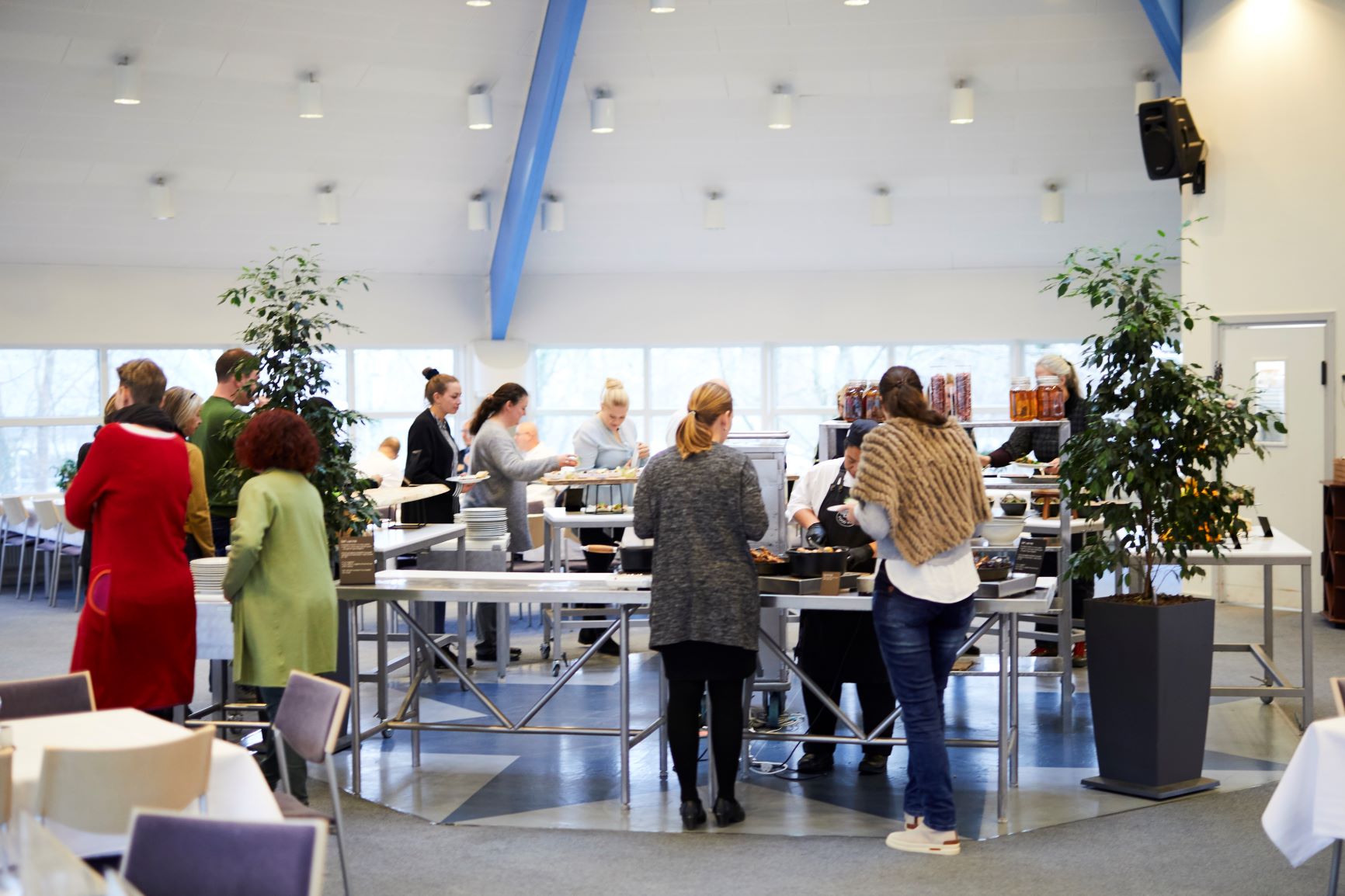 ZBC Åbent hus - elever i foodhall på en skole