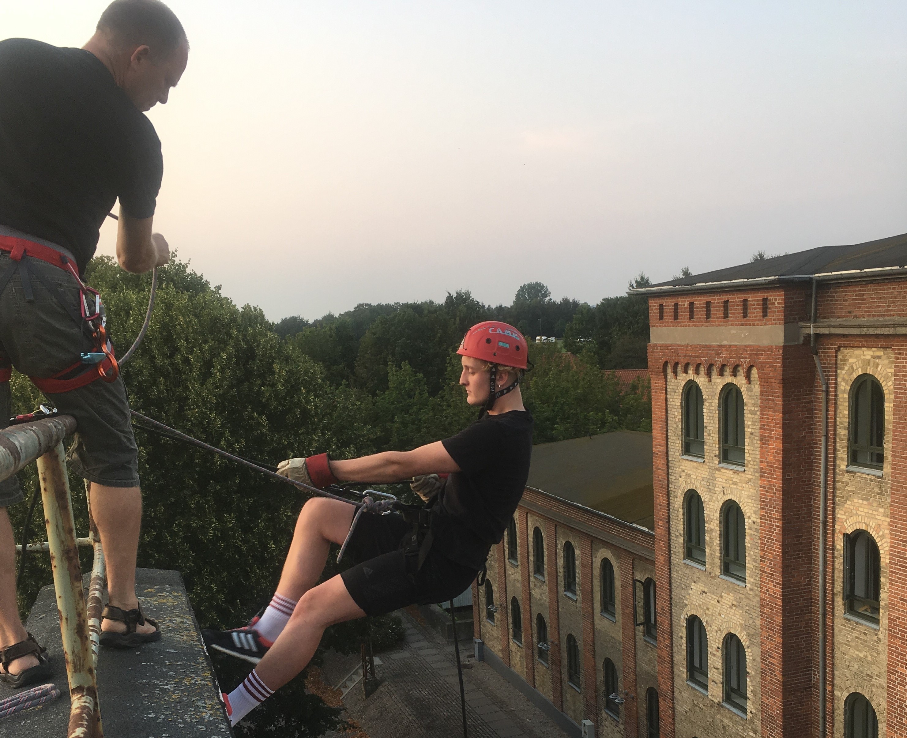 ZBC elevhotel & events - elev klatrer på bygning