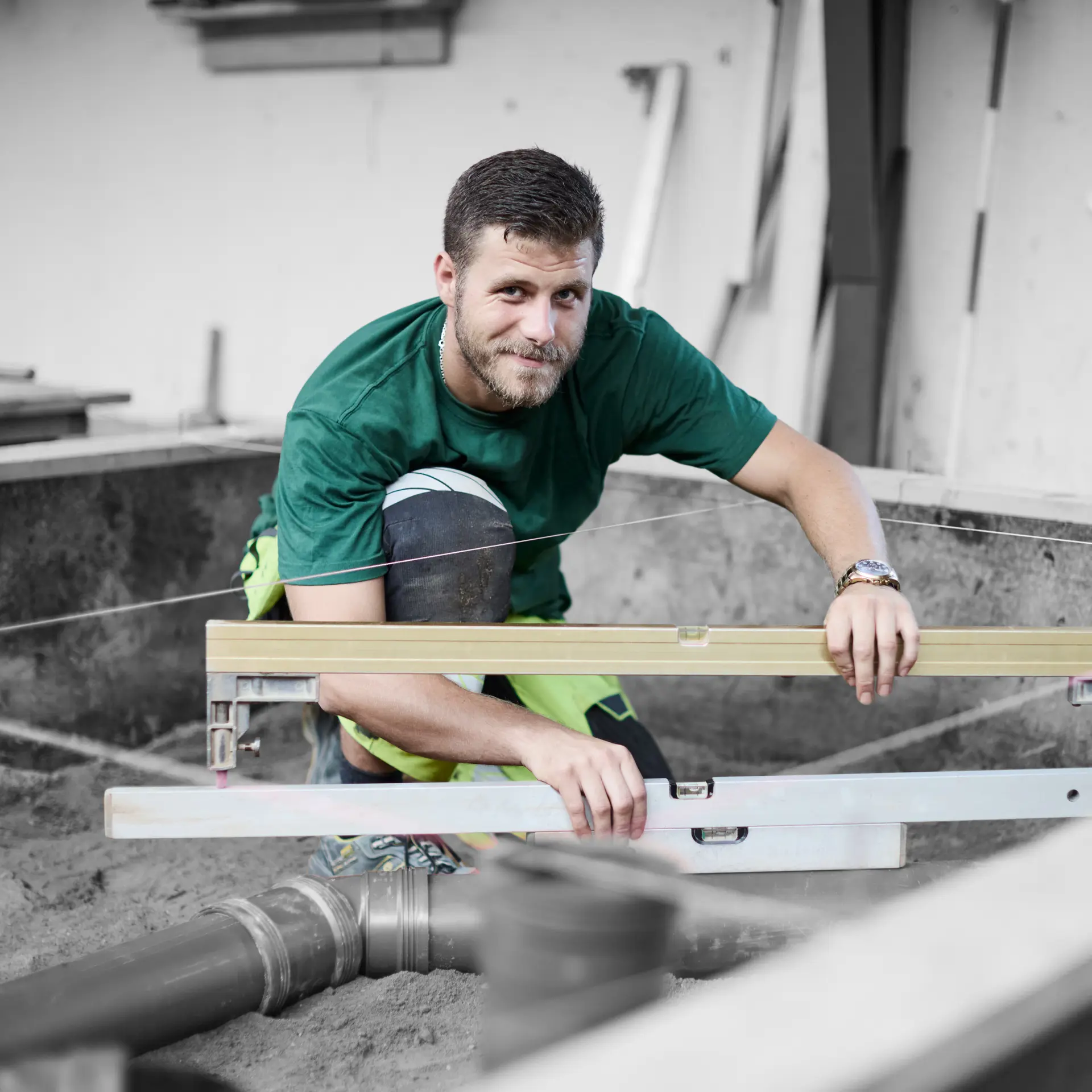 Struktører arbejdere med måling af konstruktion