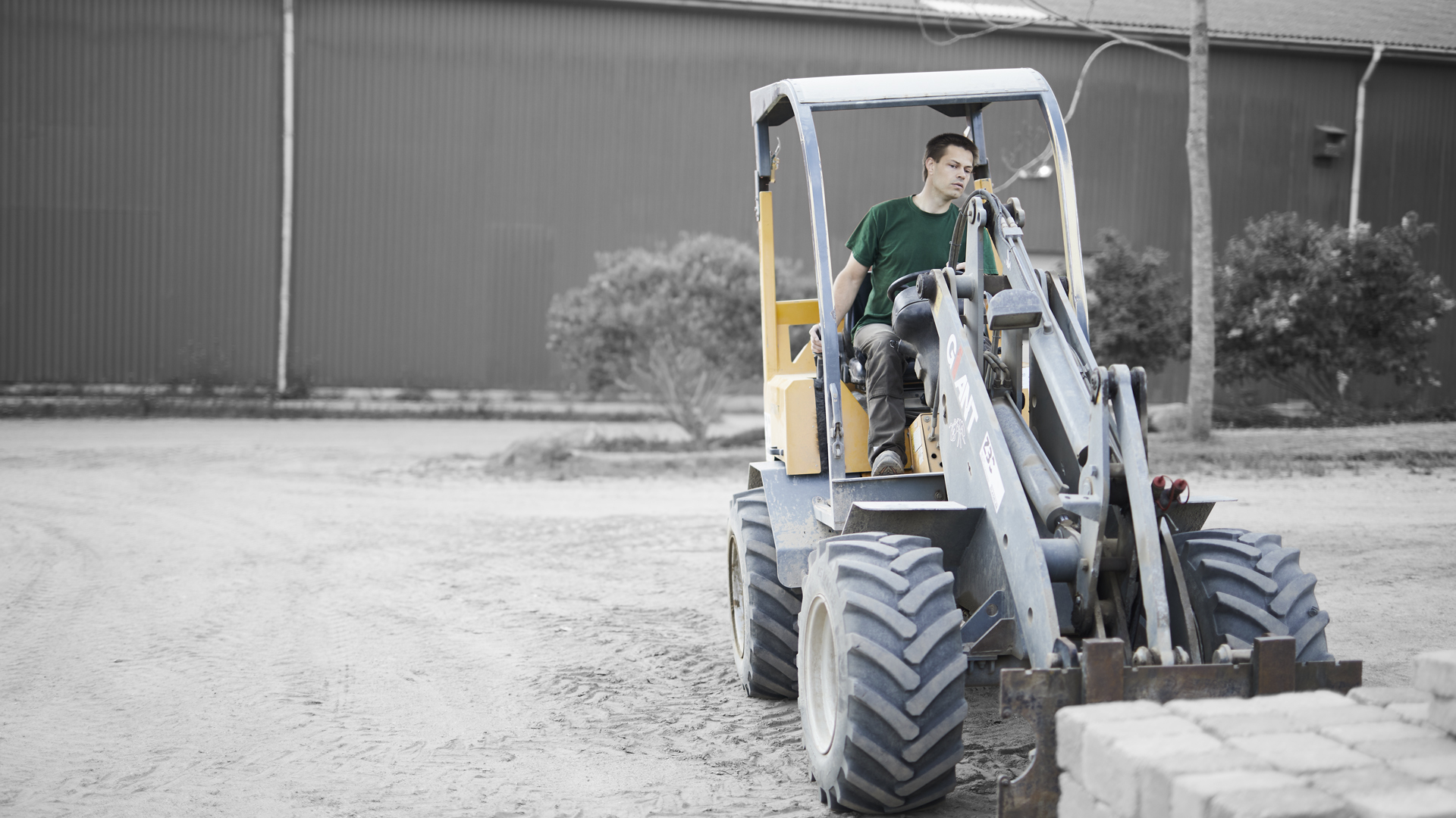 ZBC anlægsgartner med EUX - elev kører lille traktor