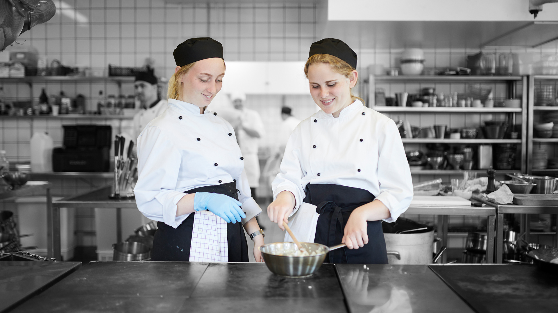 ZBC SOSU & Fødevarer & Industri - kokkeelever arbejder i køkkenet