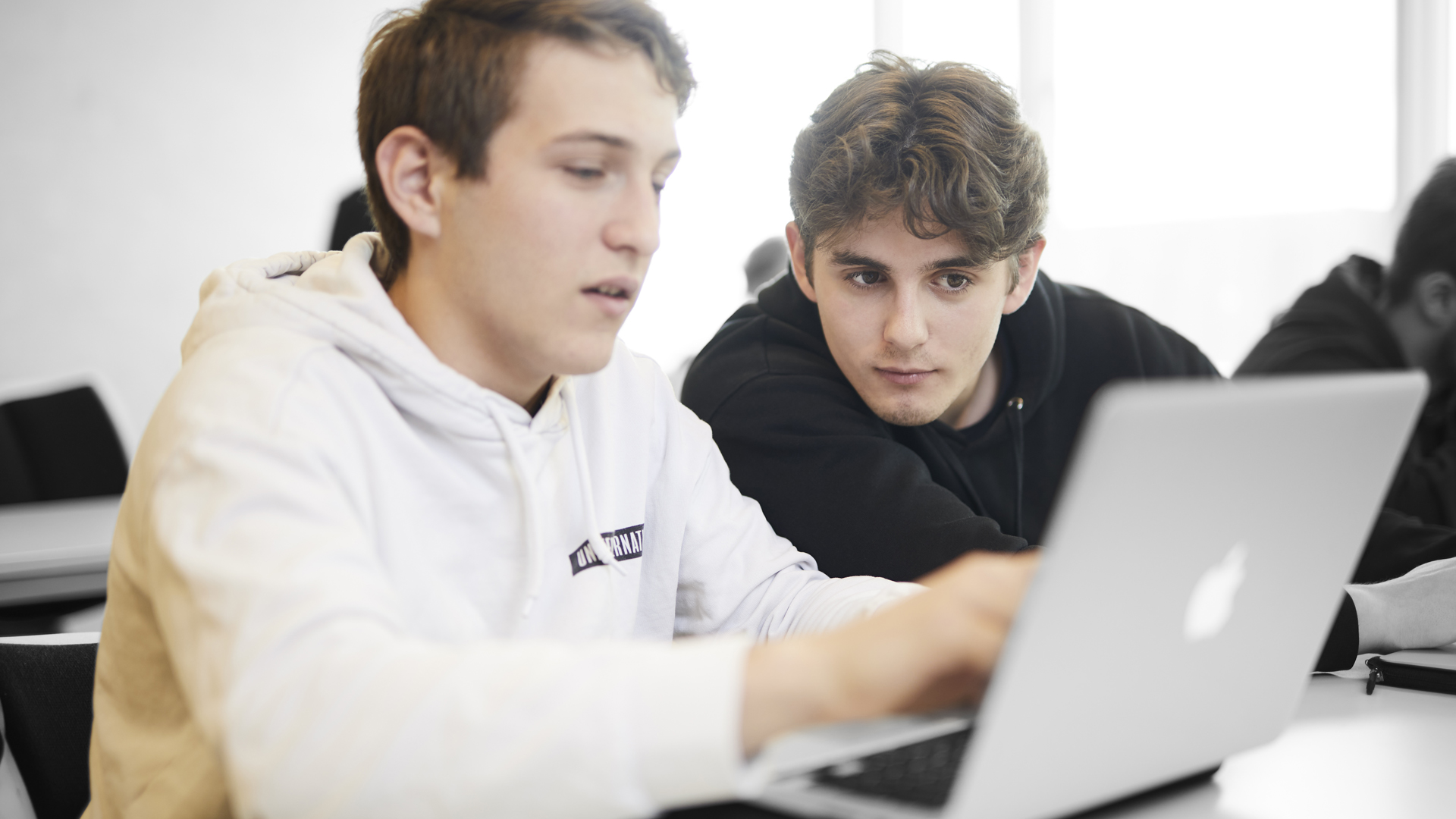 ZBC HHX uddannelse - to elever arbejder ved computer