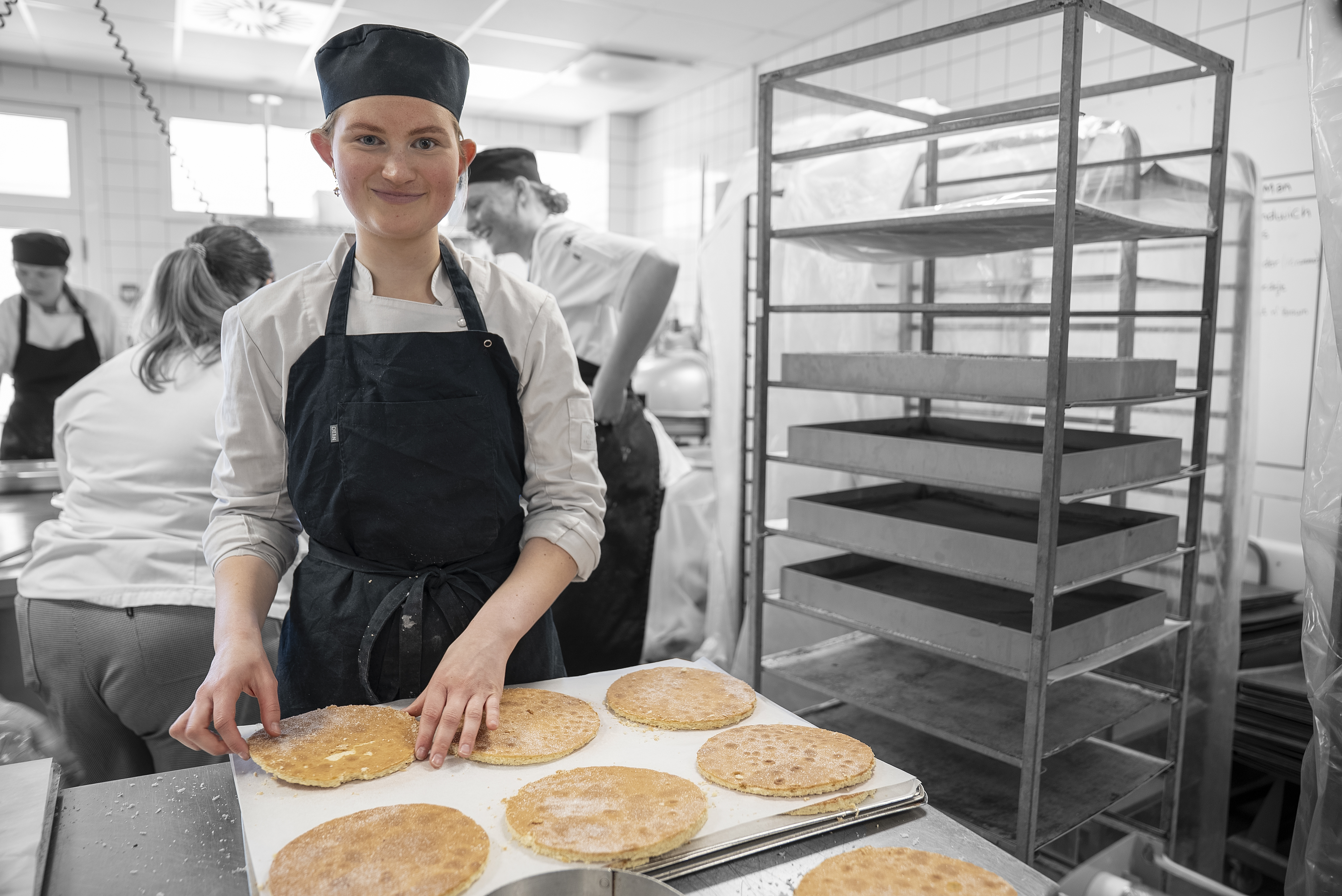 Elev på uddannelsen til bager og konditor bager lagkagebunde