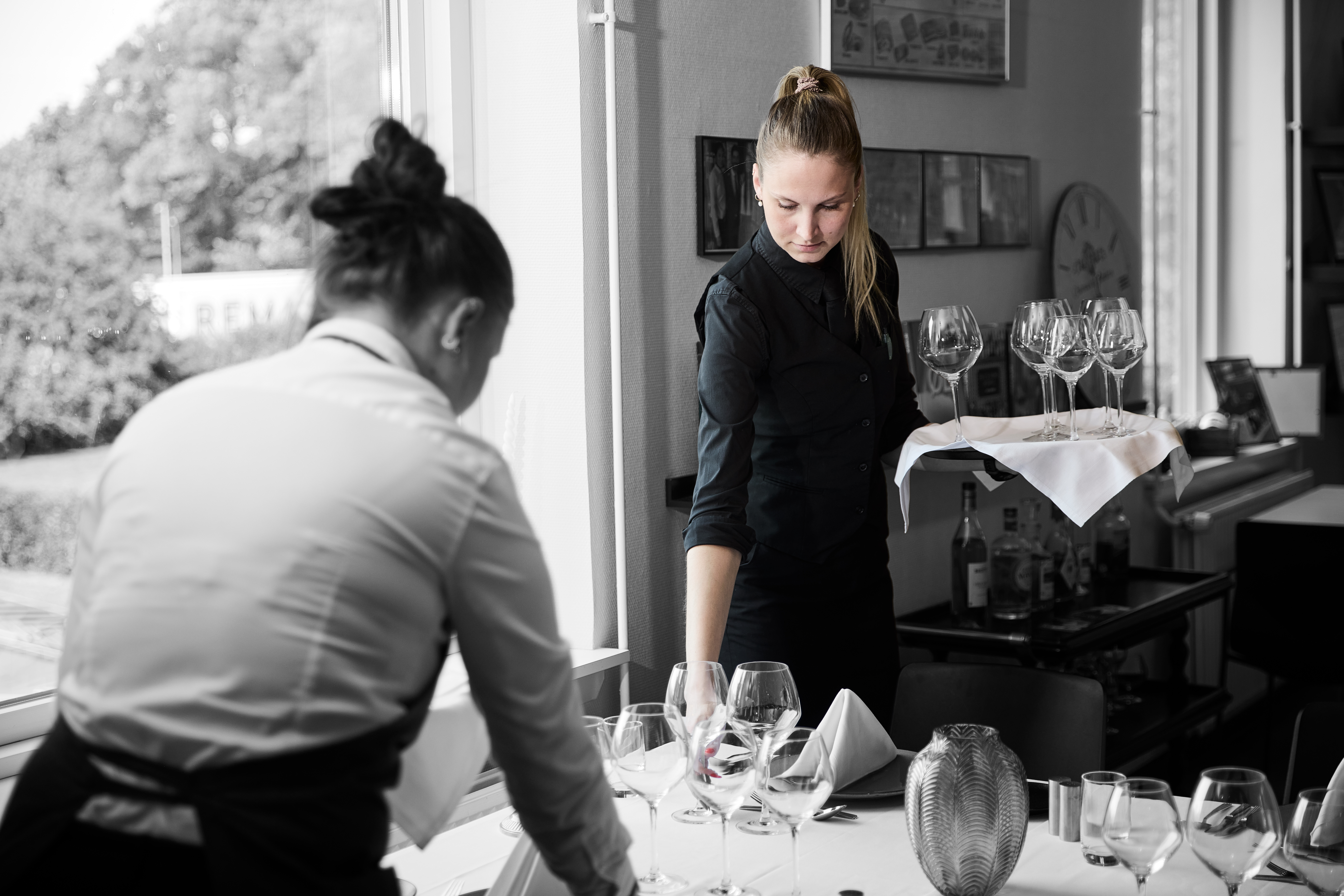 Tjenere dækker bord