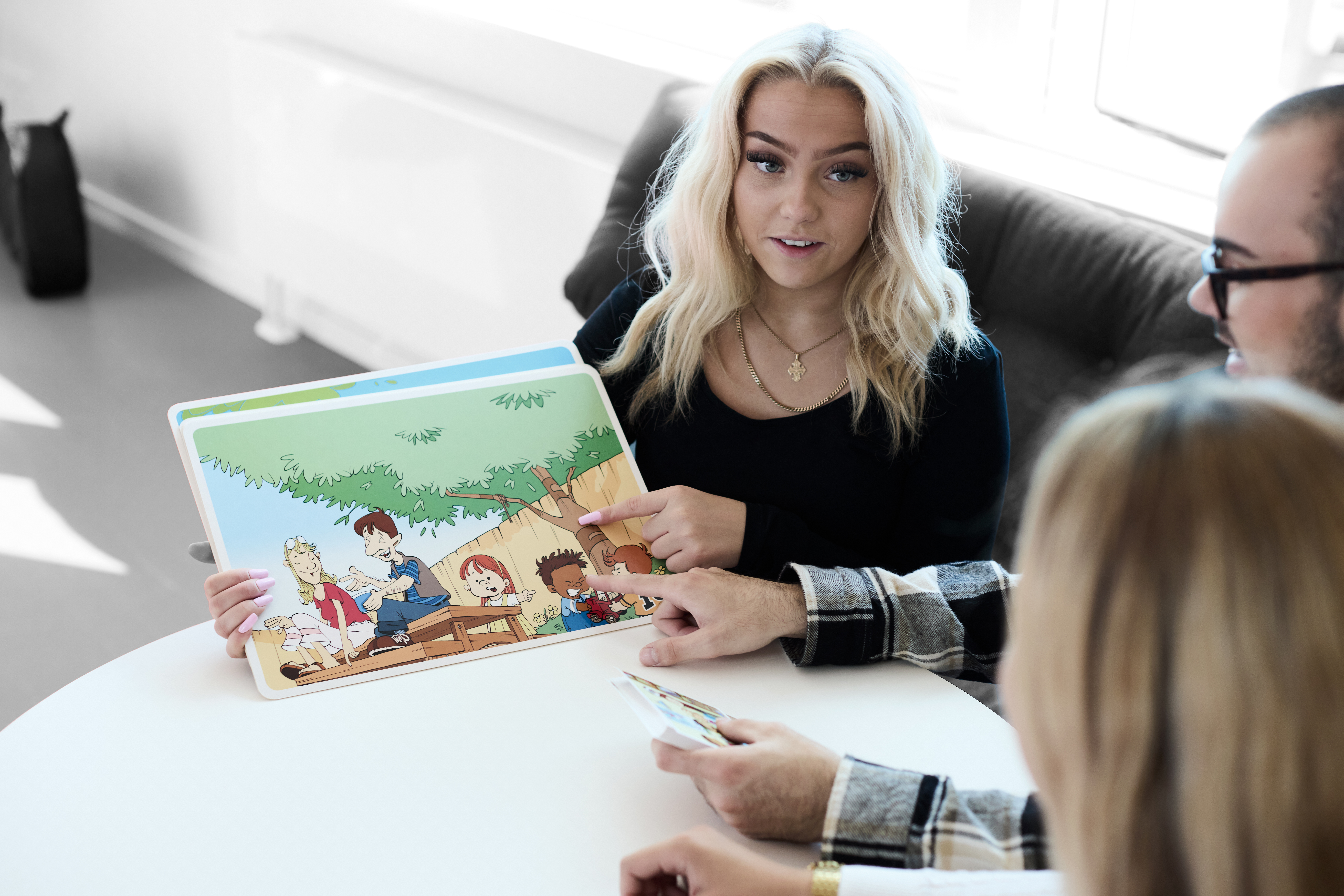 Pædagogiske assistenter ser på illustrationer