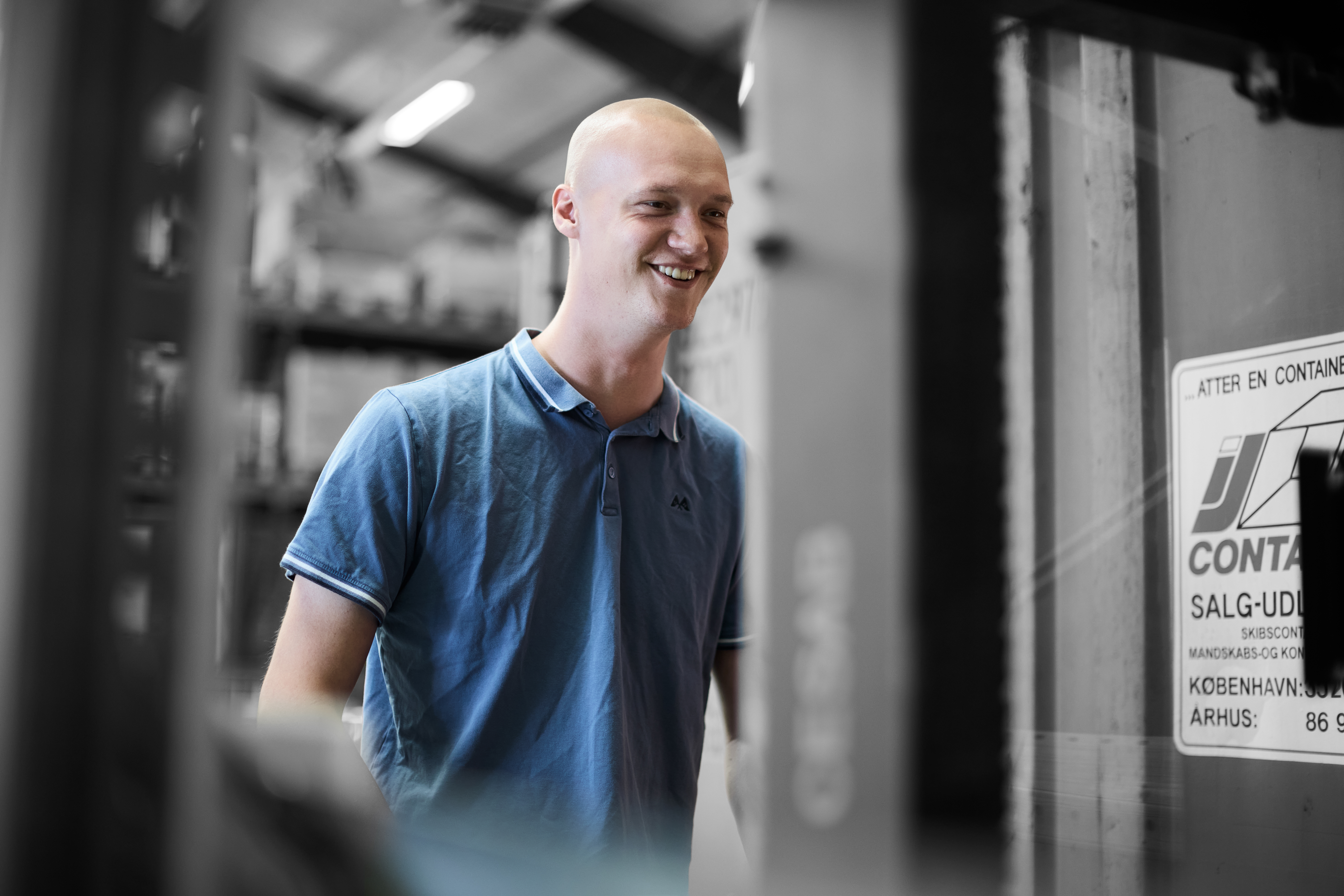 Lagerelev arbejder på lager