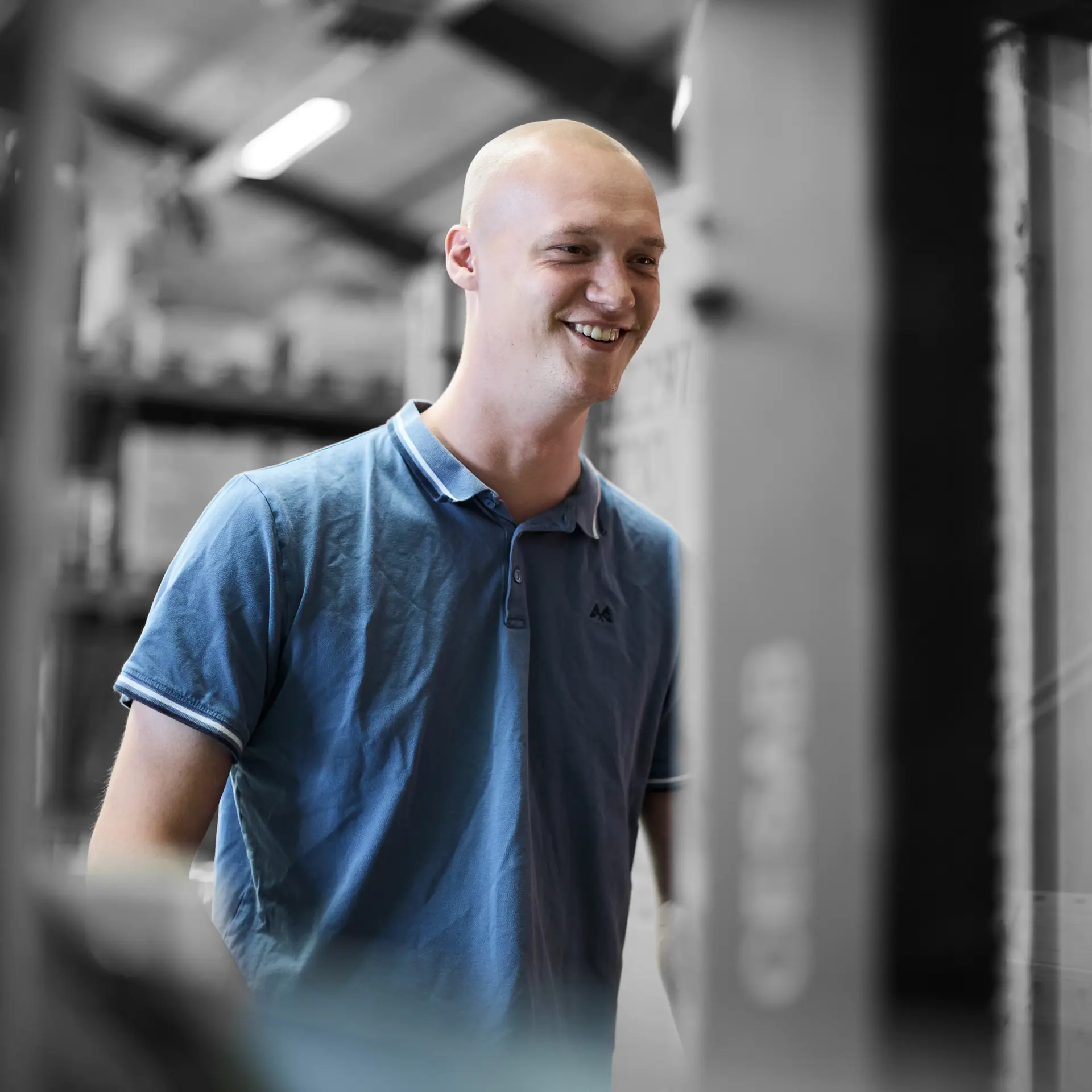 Lagerelev arbejder på lager