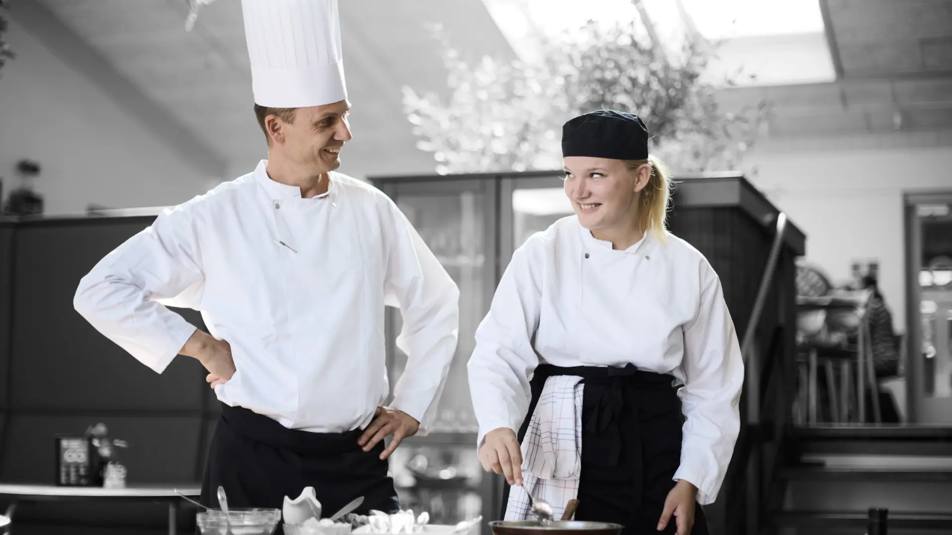 Fødevareelev med faglærer i restaurant